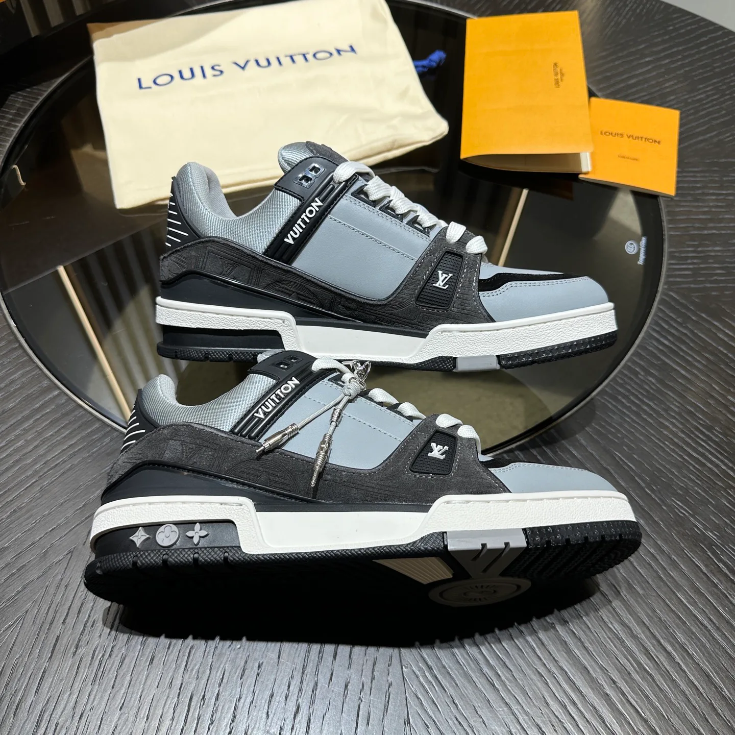 Men's Sneakers LOUIS VUITTON 18192371