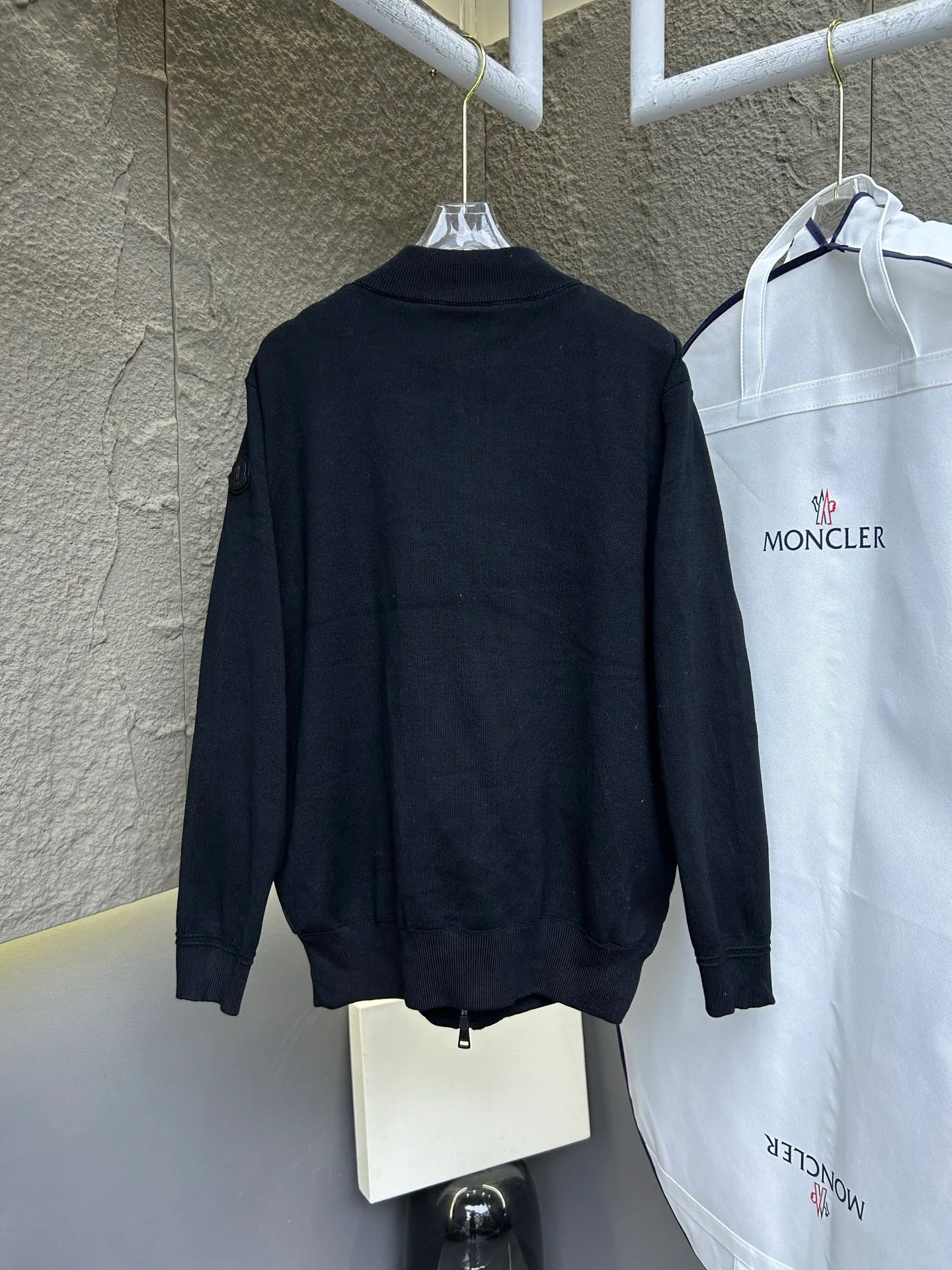 Women's Jackets And Down Jackets MONCLER 17323195