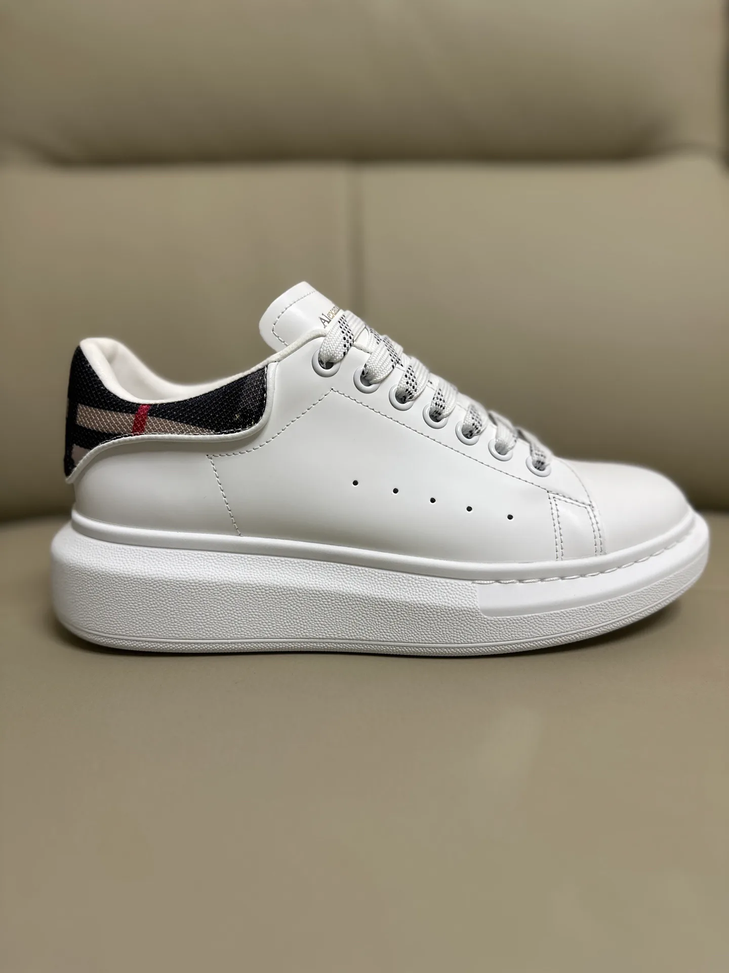 Кроссовки Женские Alexander Mcqueen 18616714