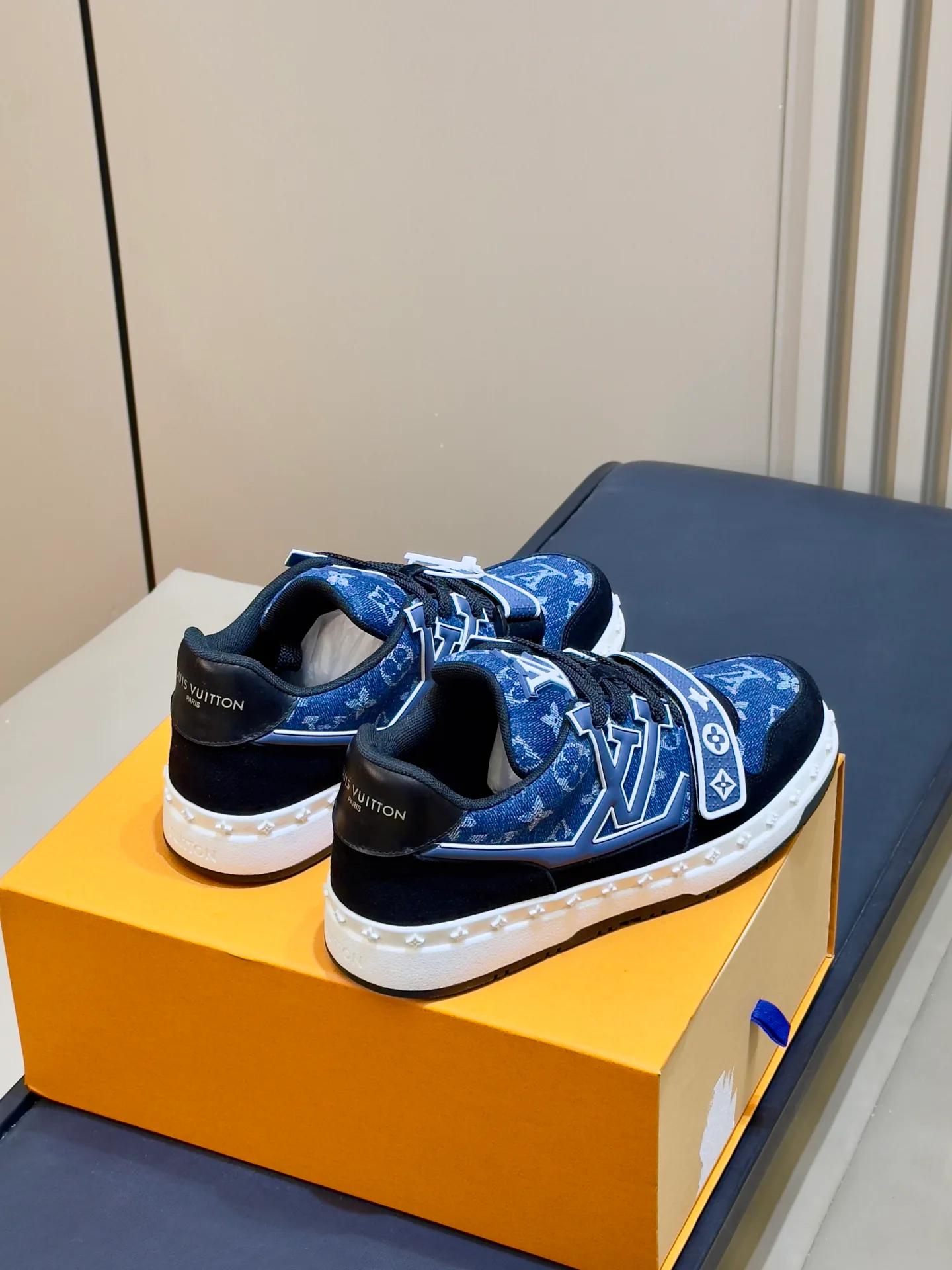 Women's Sneakers LOUIS VUITTON 18073550