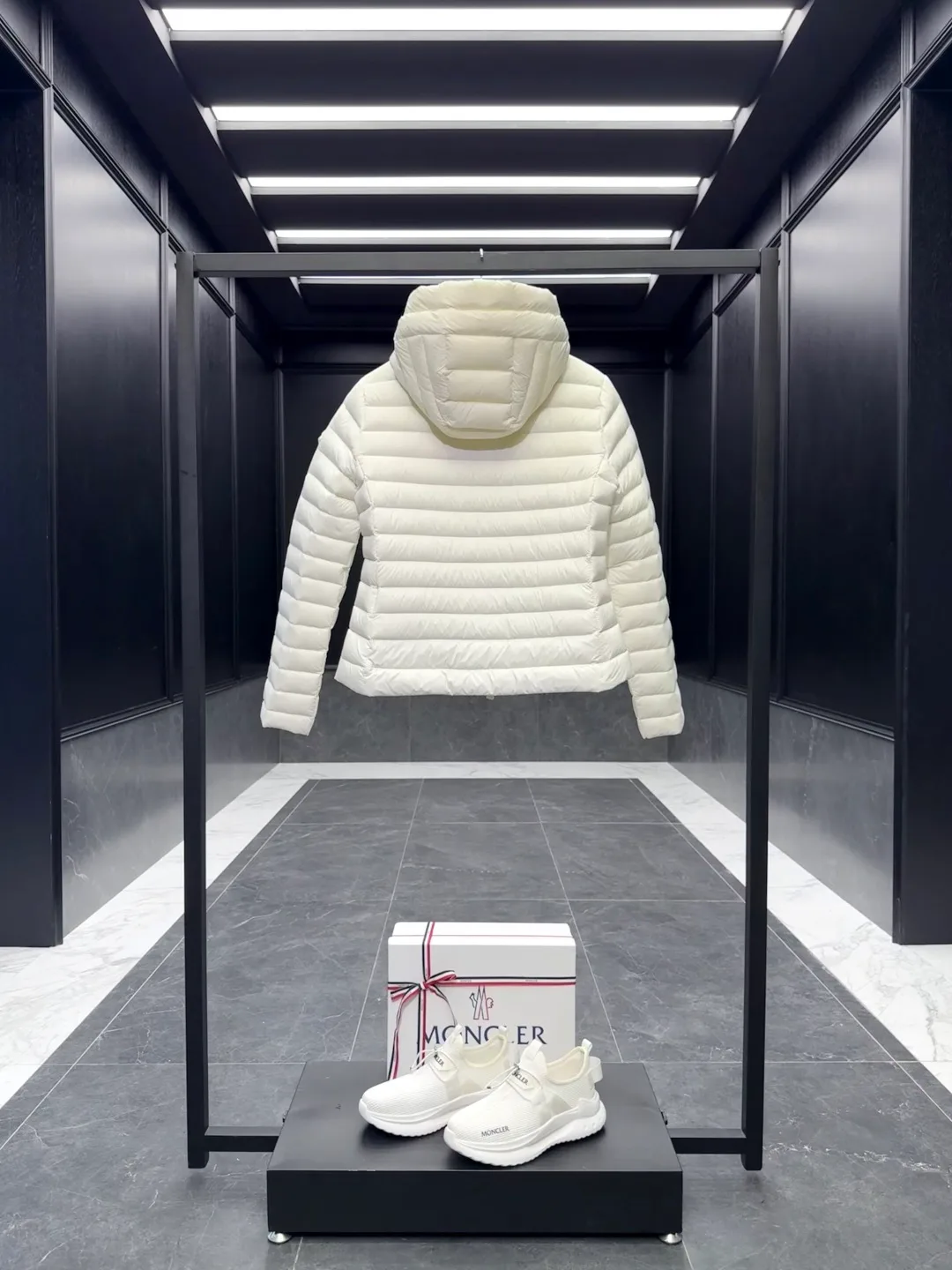 Women's Jackets And Down Jackets MONCLER 18129793