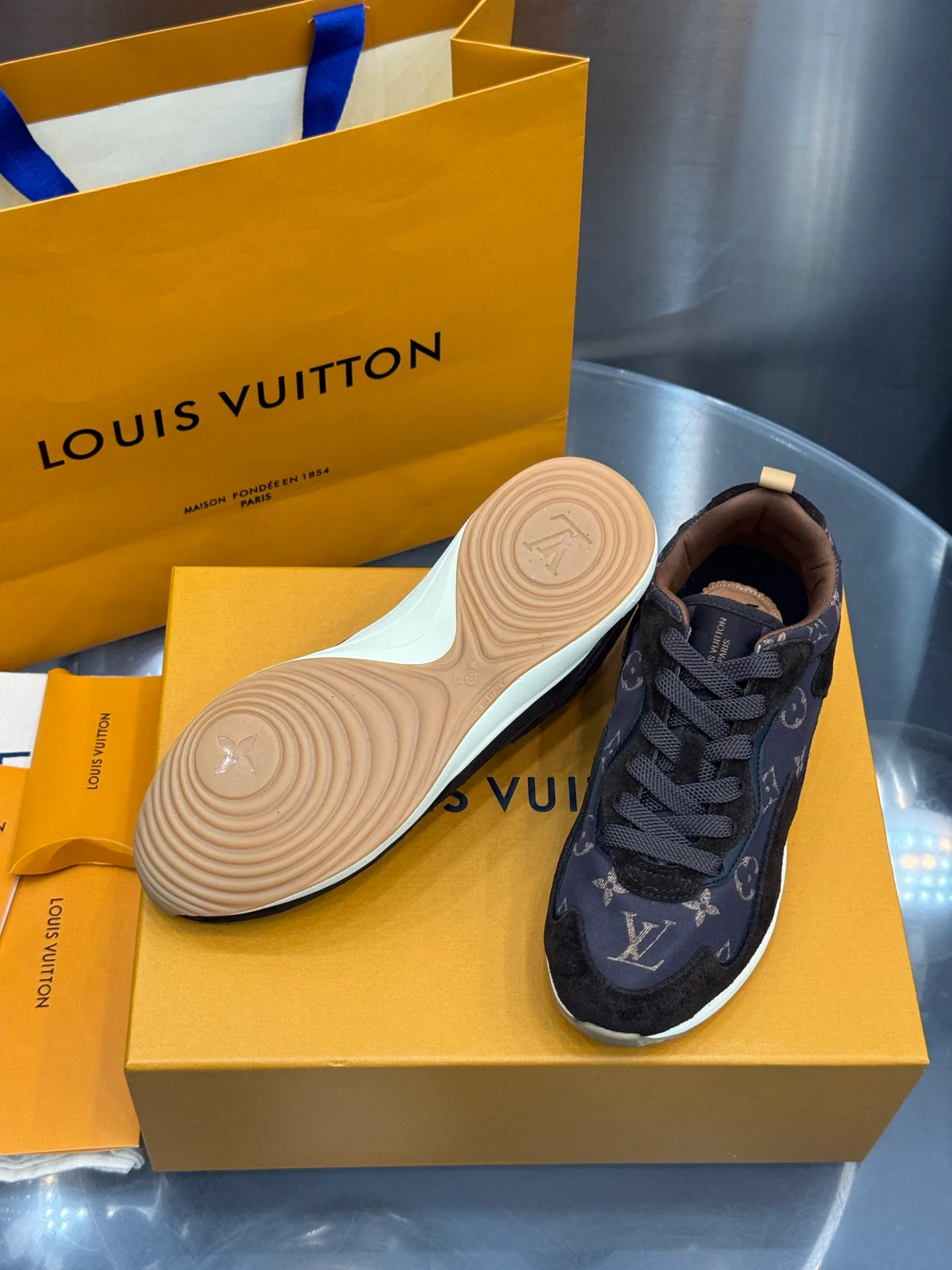 Men's Sneakers LOUIS VUITTON 18202640