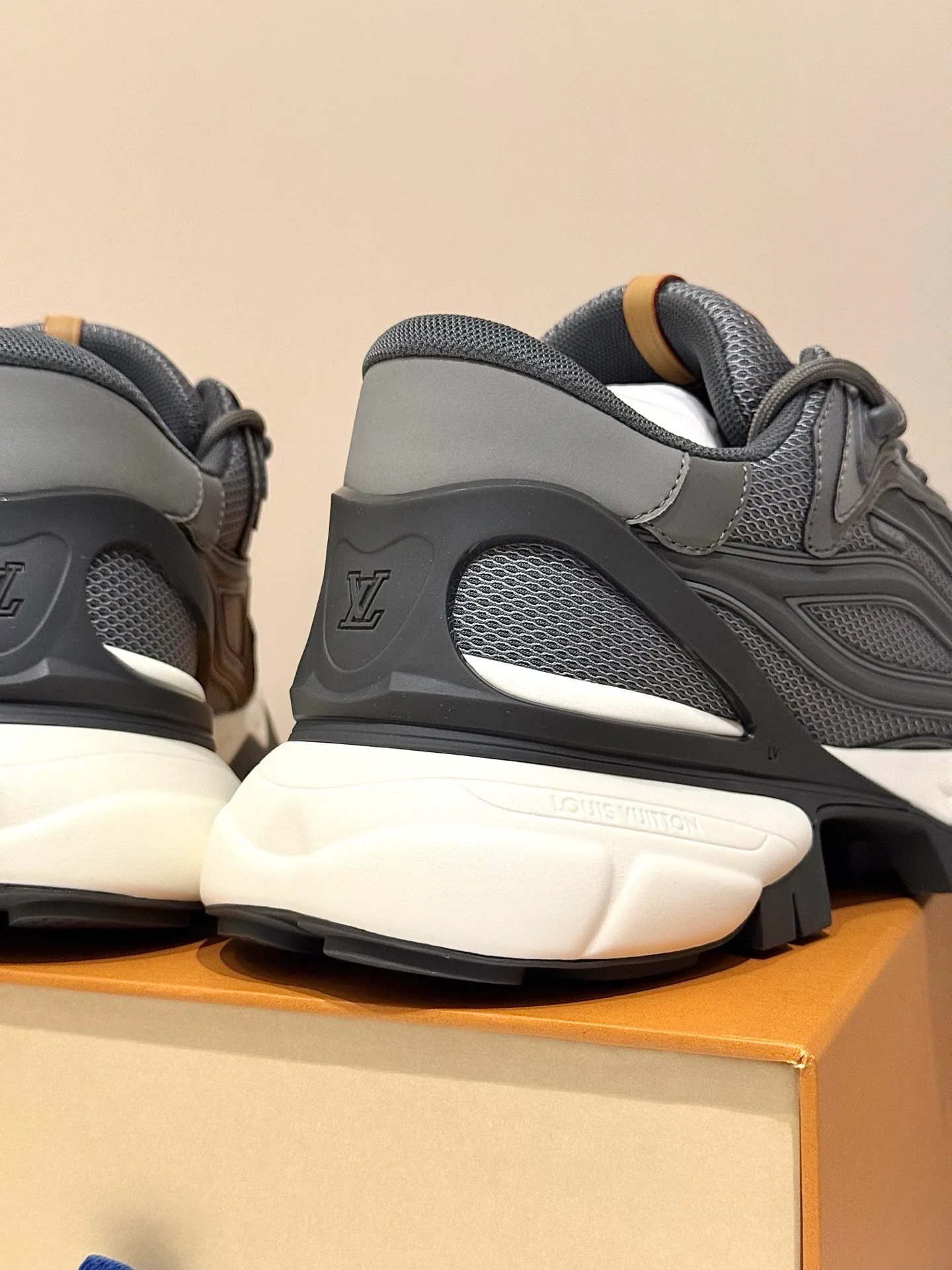 Women's Sneakers LOUIS VUITTON 17872797