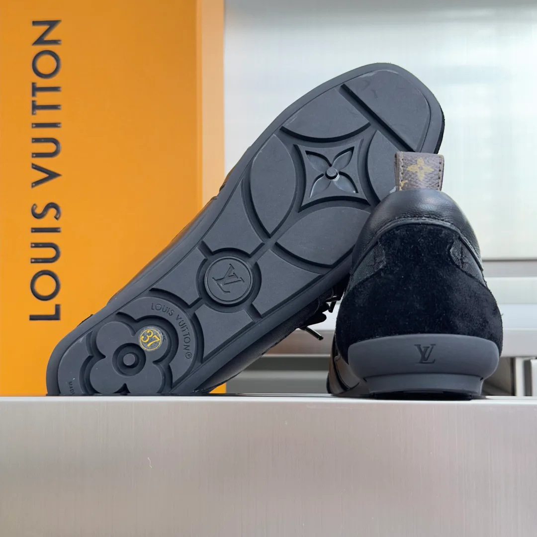 Women's Sneakers LOUIS VUITTON 18083474
