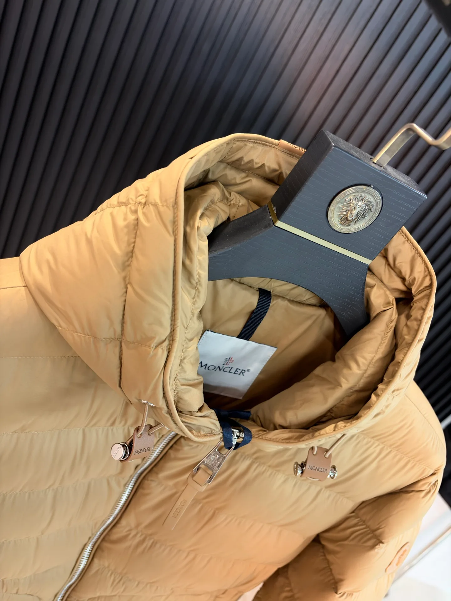 Women's Jackets And Down Jackets MONCLER 18188489