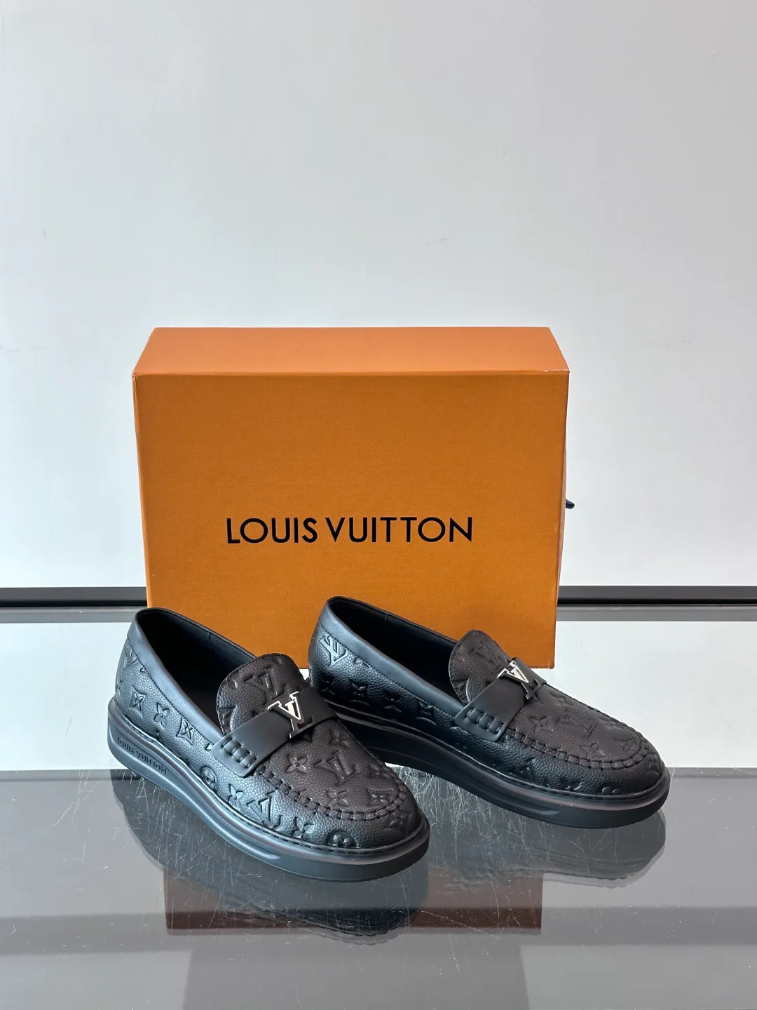 Men's Loafers And Dress Shoes LOUIS VUITTON 18400590