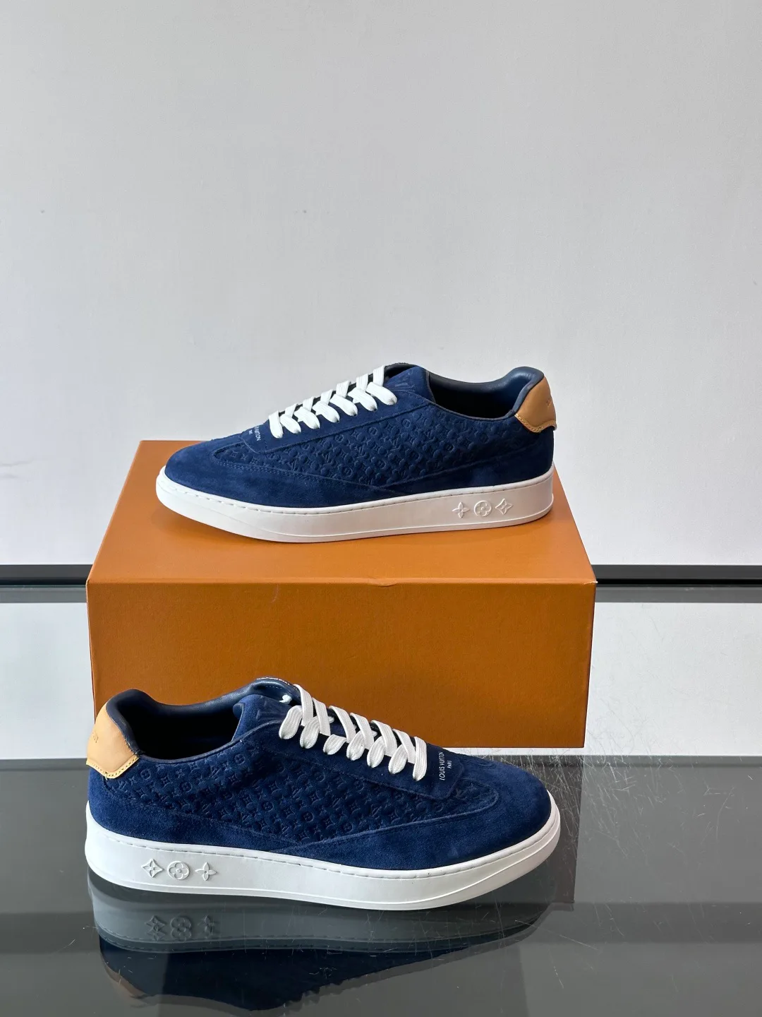 Women's Sneakers LOUIS VUITTON 17646126