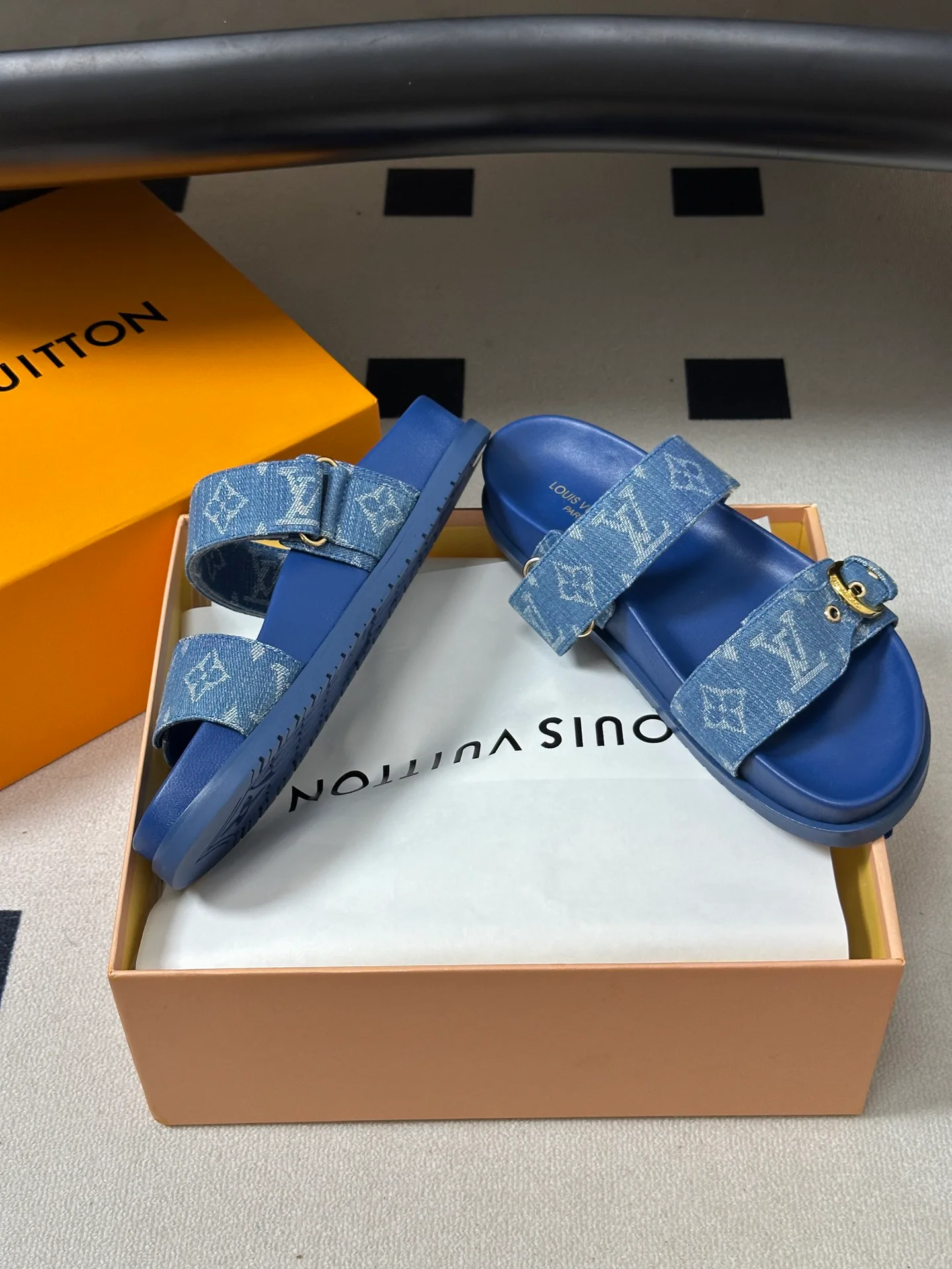 Women's Flip-Flops LOUIS VUITTON 18049597