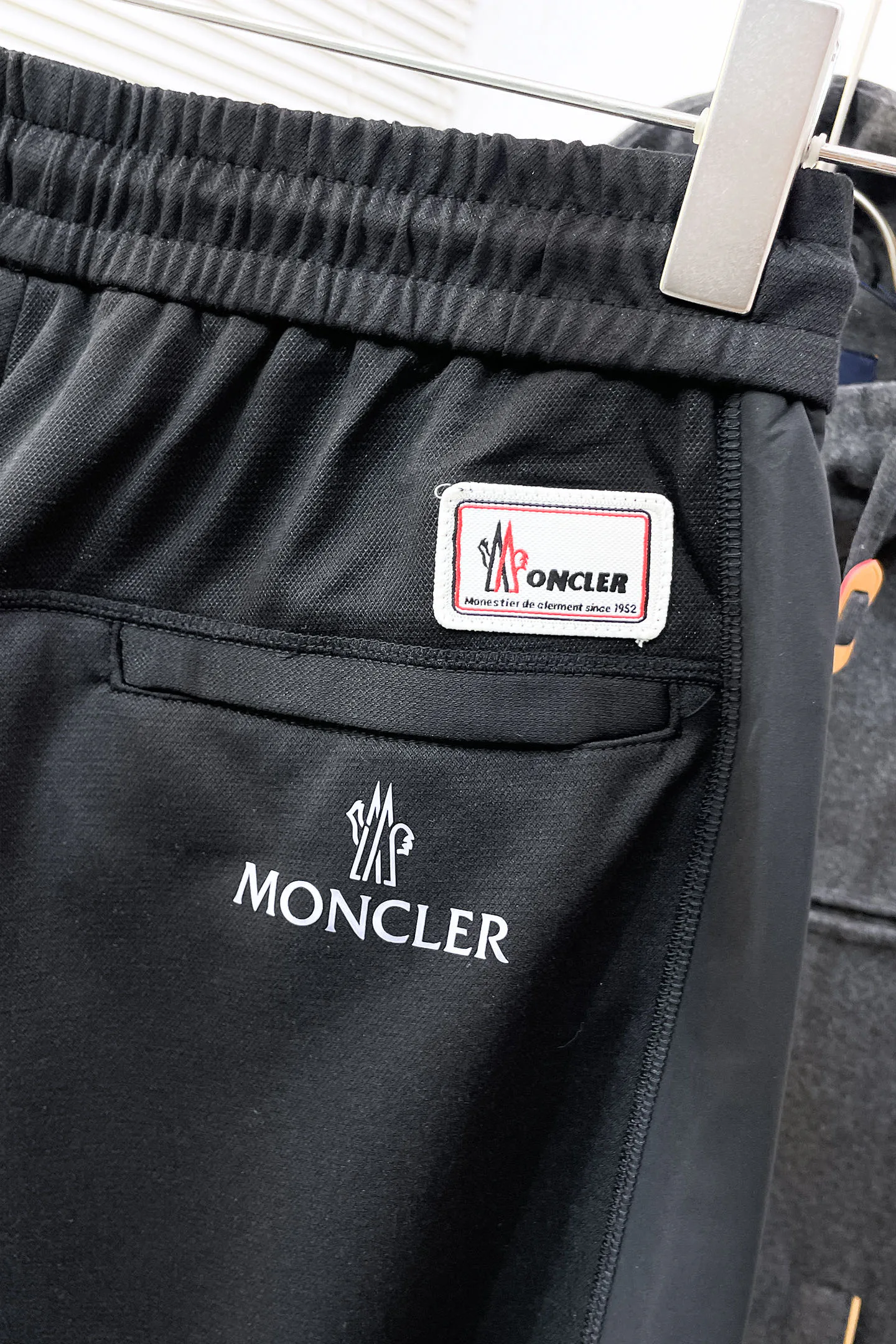 Men's Trousers MONCLER 18068577