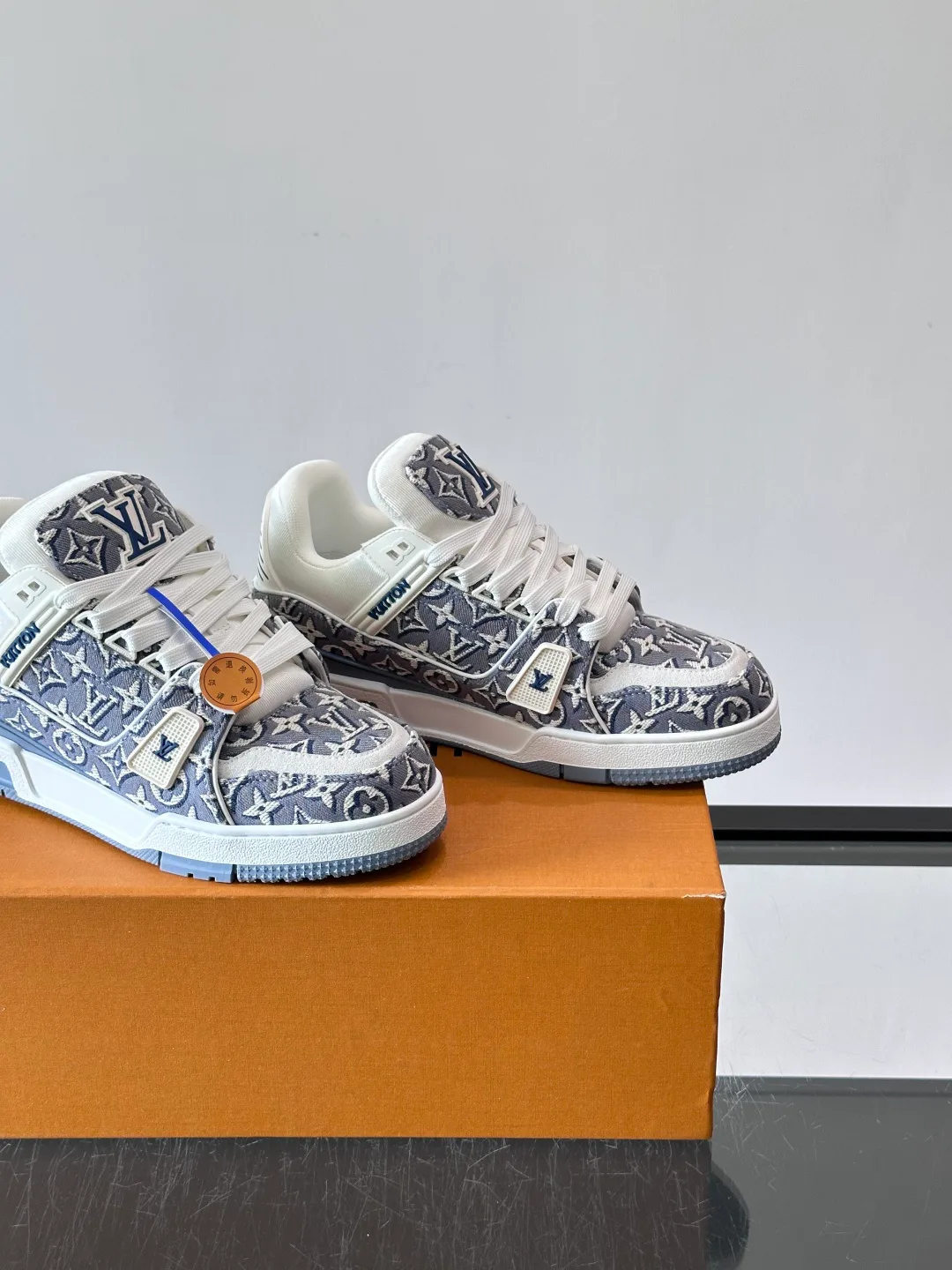 Men's Sneakers LOUIS VUITTON 17588571