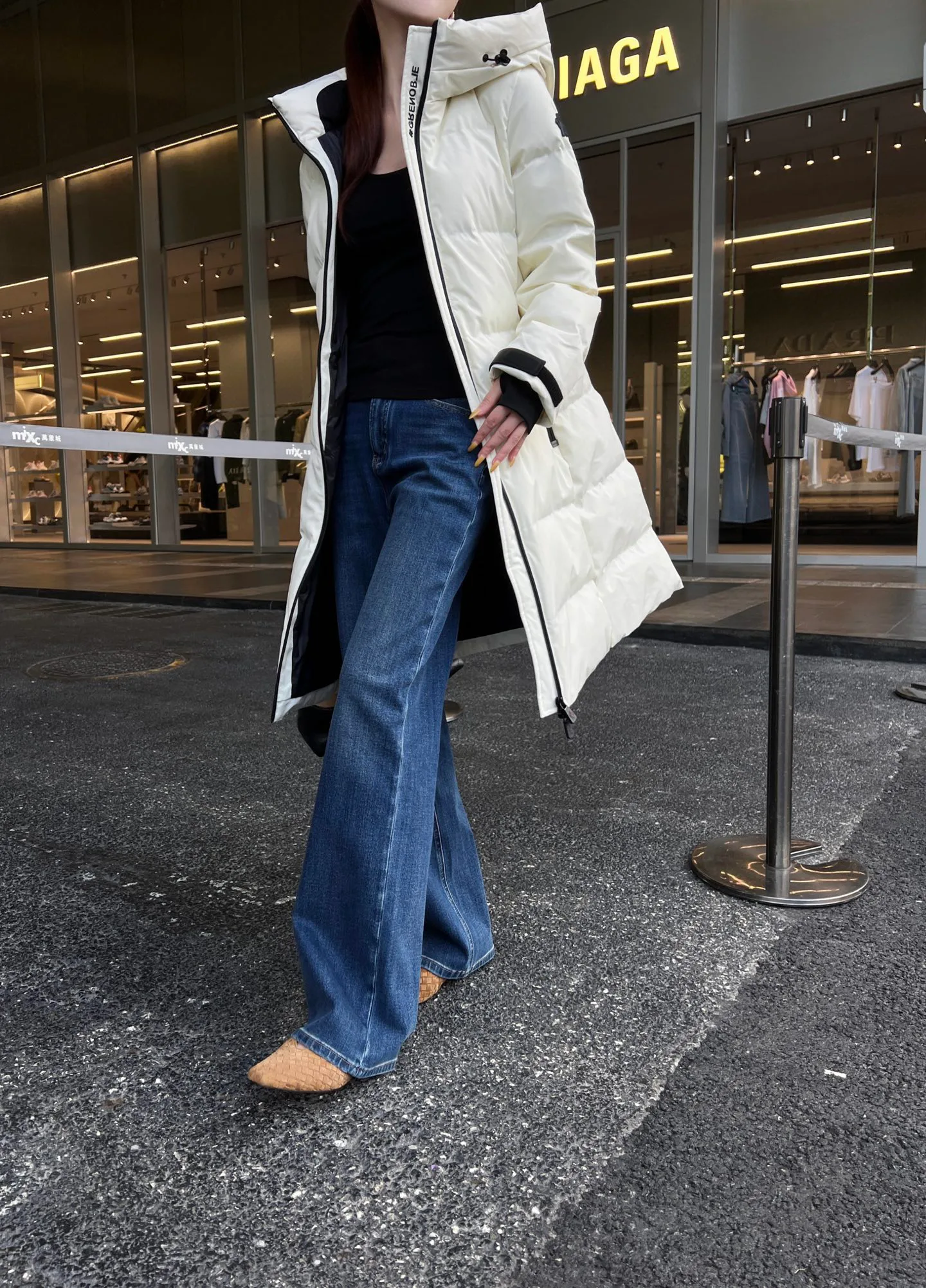 Women's Jackets And Down Jackets MONCLER 18402389