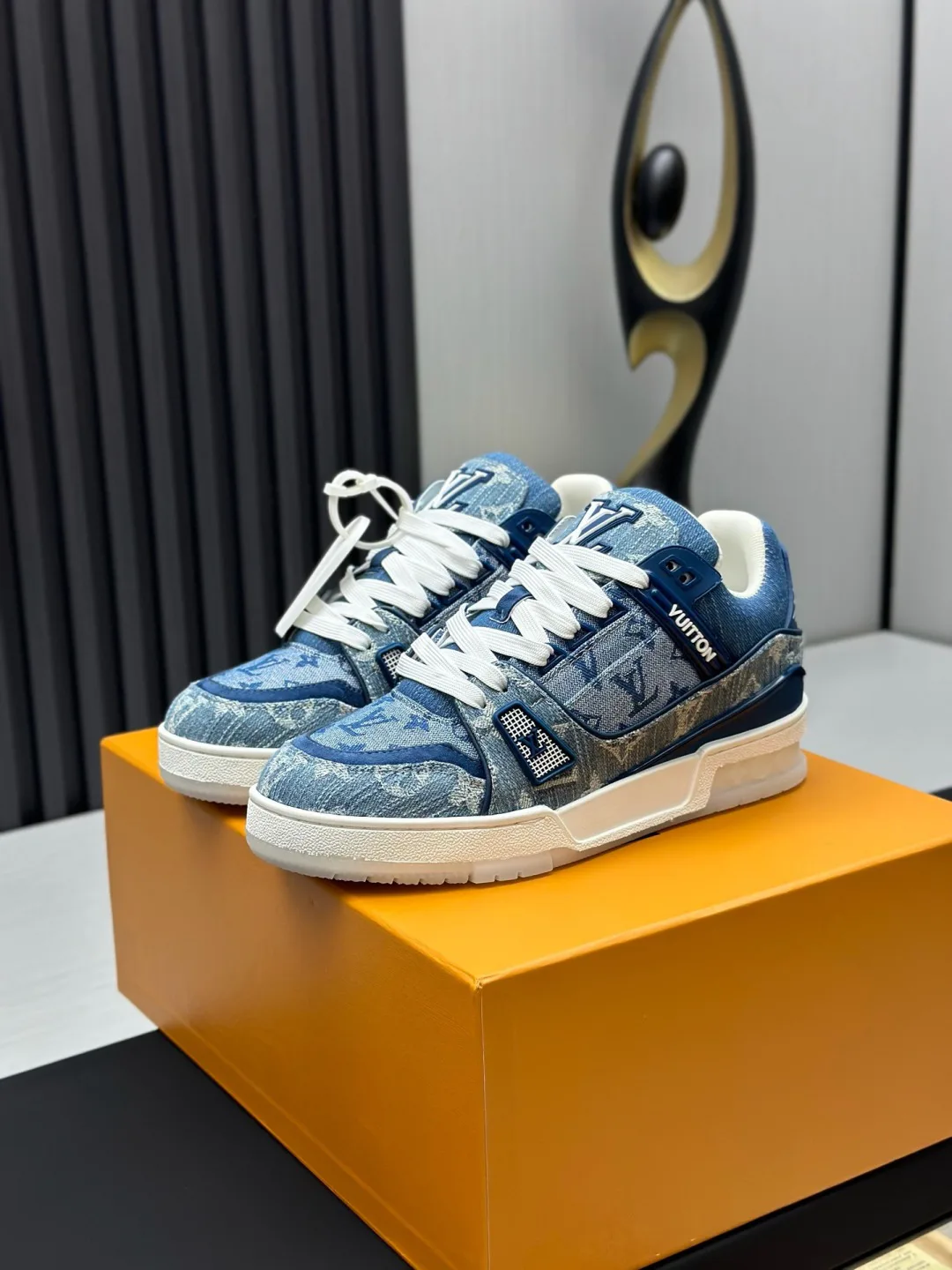 Women's Sneakers LOUIS VUITTON 18011532