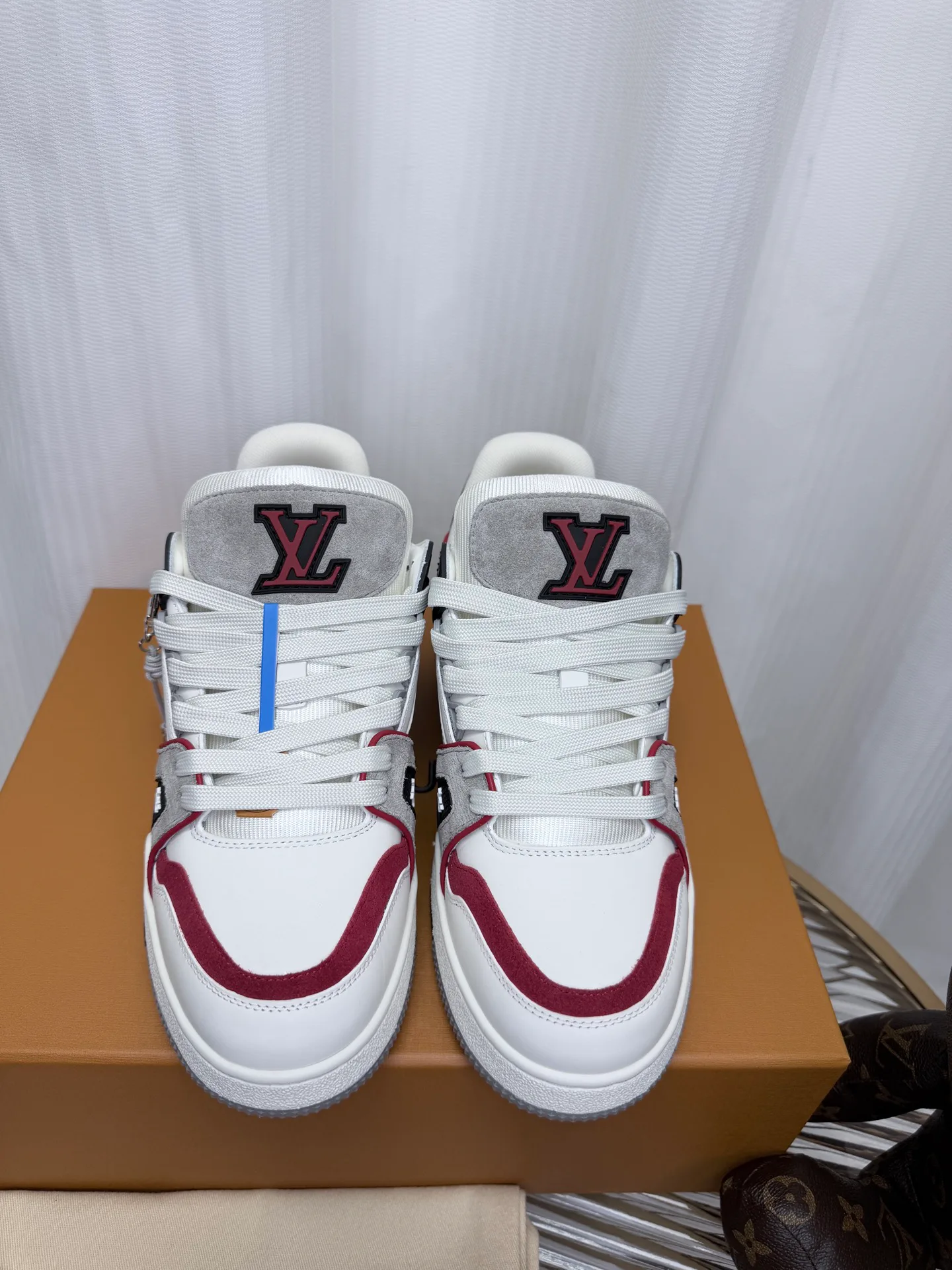 Women's Sneakers LOUIS VUITTON 18234391