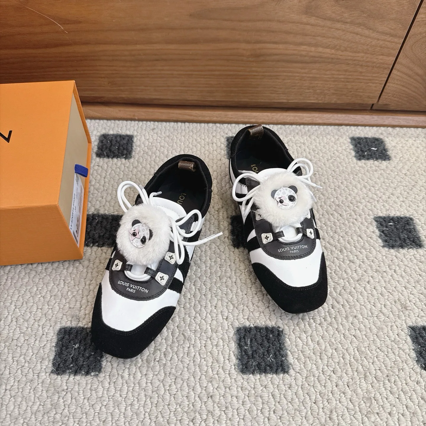 Women's Sneakers LOUIS VUITTON 18025436