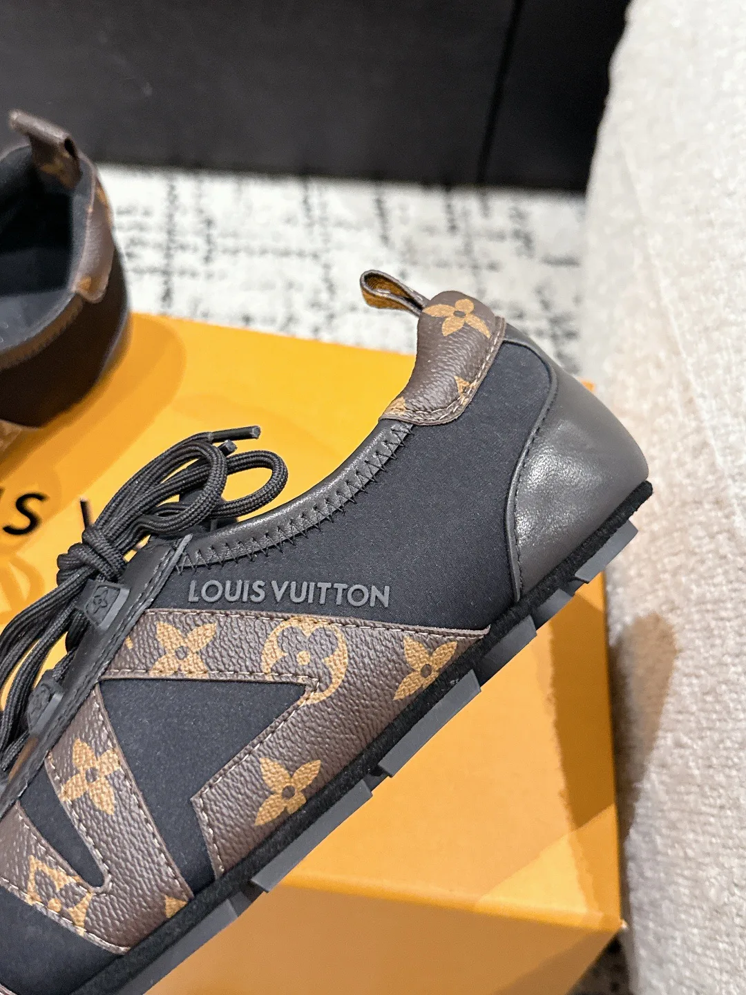 Women's Sneakers LOUIS VUITTON 18409748