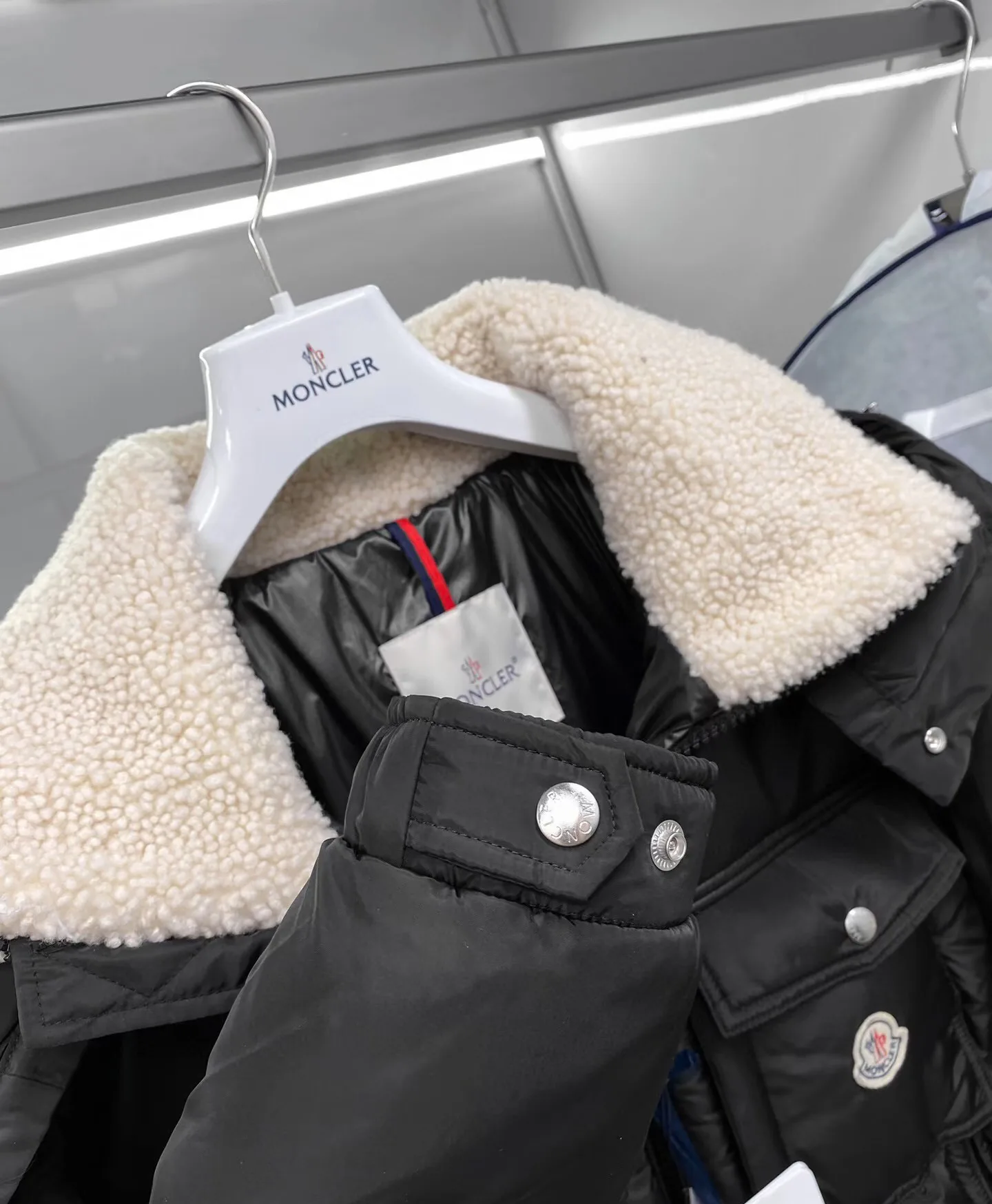 Women's Jackets And Down Jackets MONCLER 17964559