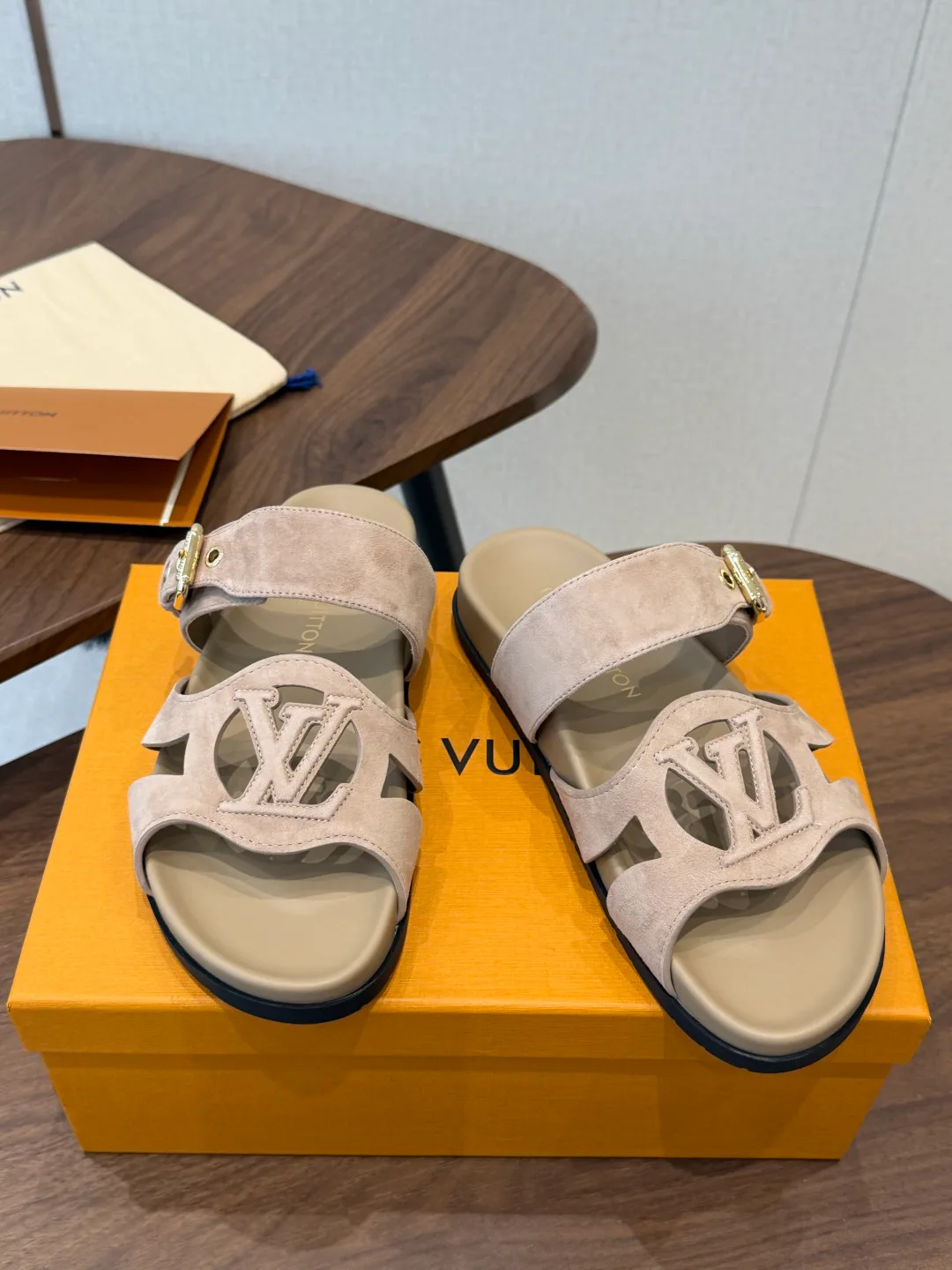 Шлепанцы Женские Louis Vuitton 18687518