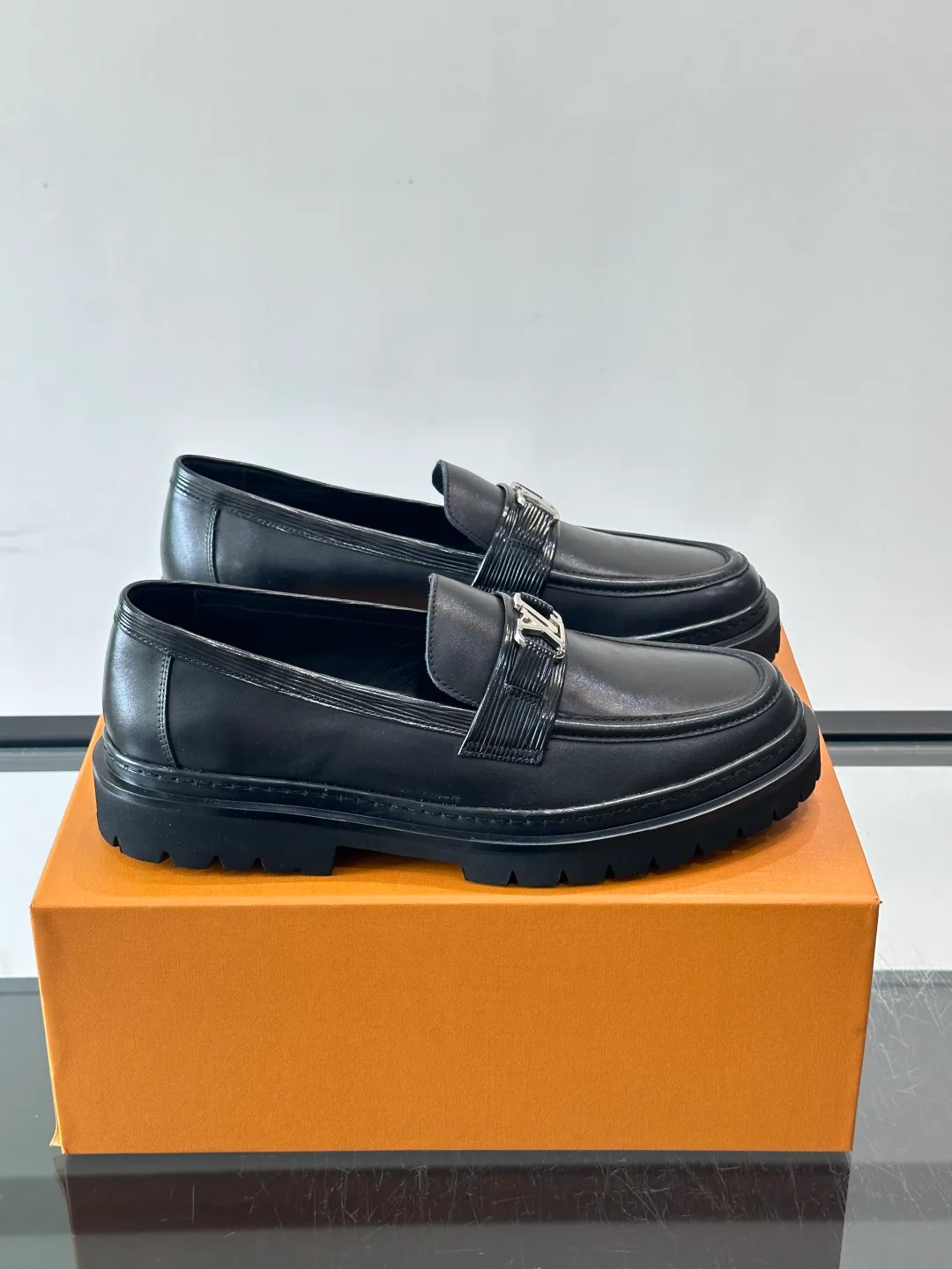 Men's Loafers And Dress Shoes LOUIS VUITTON 17646070