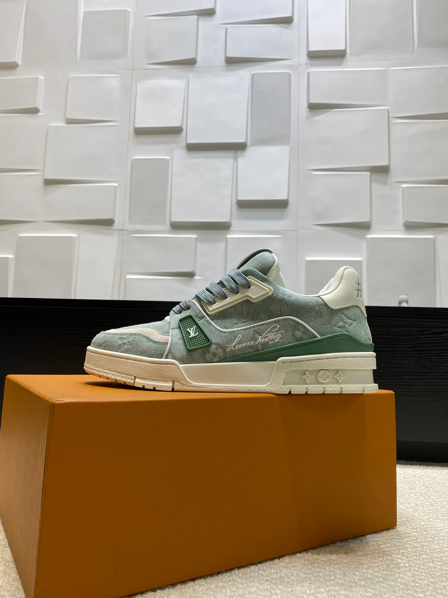 Women's Sneakers LOUIS VUITTON 17969026