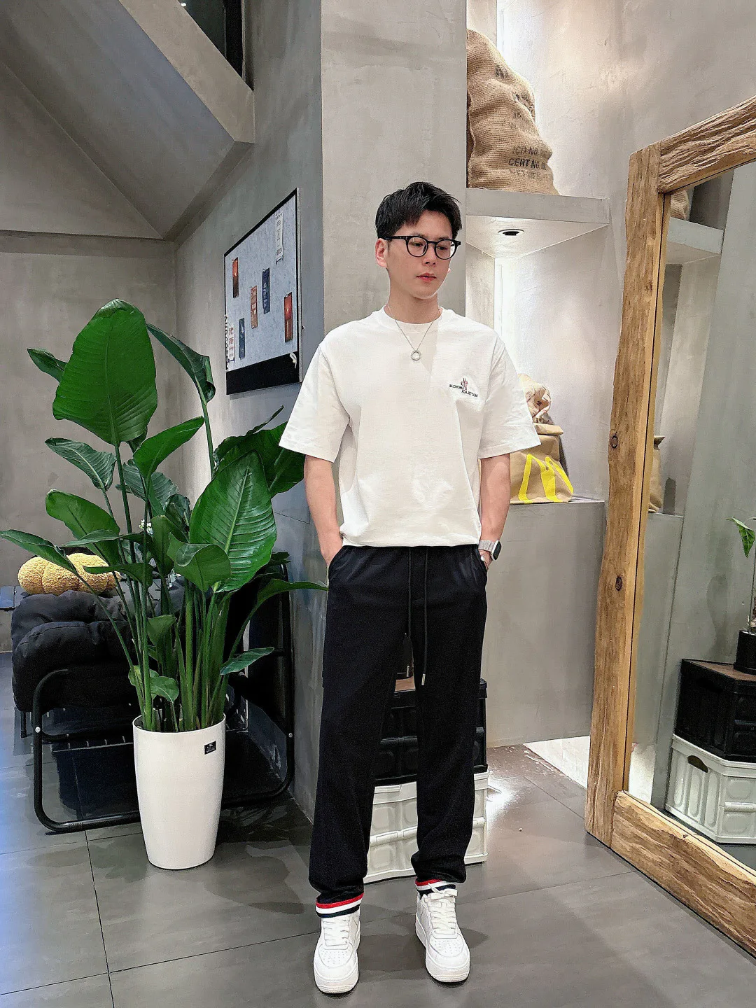 Men's Trousers MONCLER 18097666