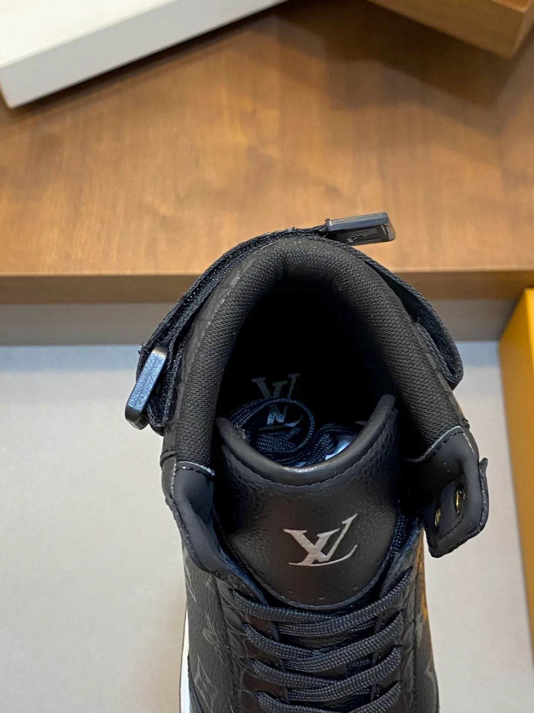 Men's Sneakers LOUIS VUITTON 18265100
