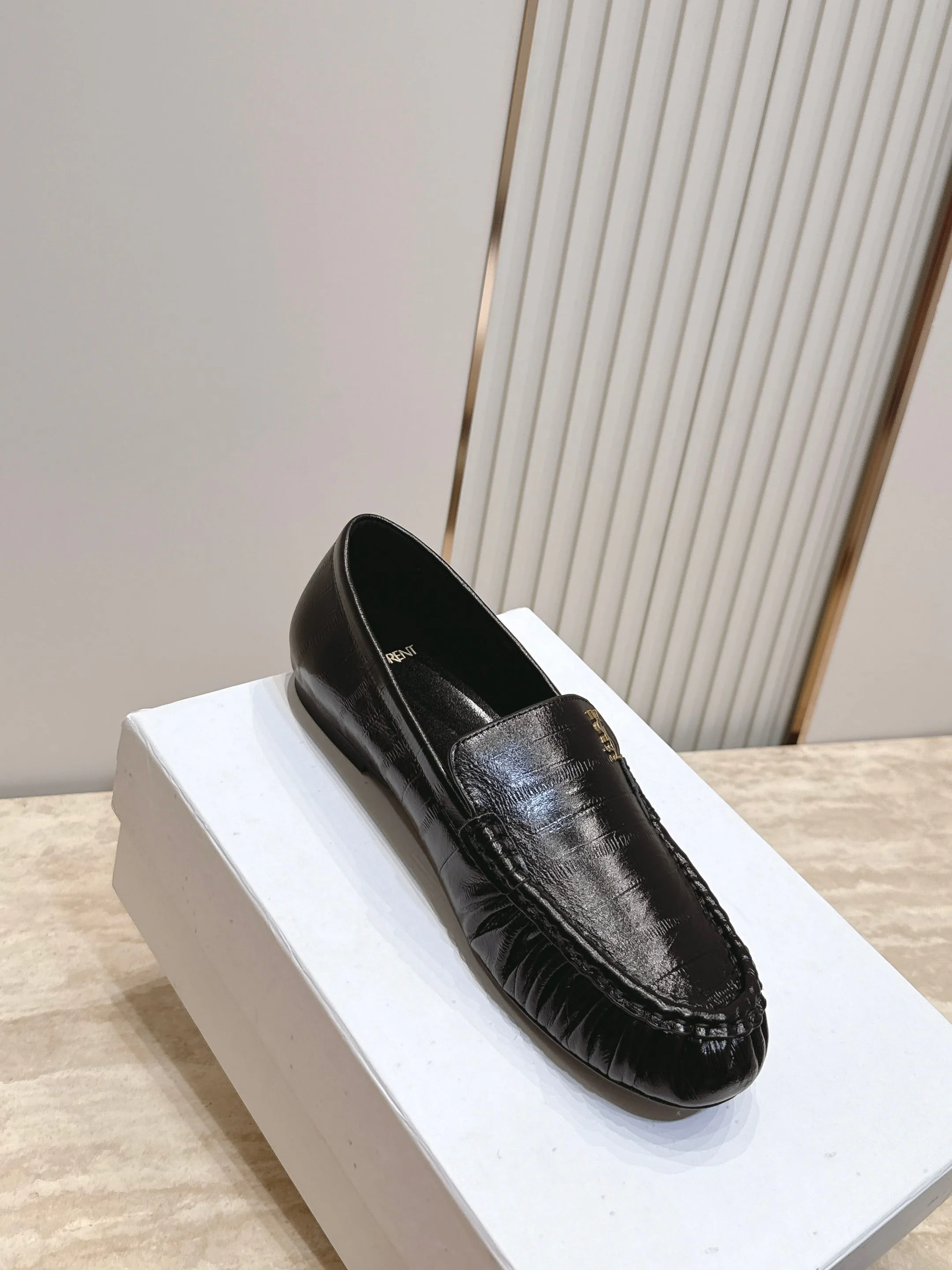 Women's Loafers And Moccasins SAINT LAURENT 17701327