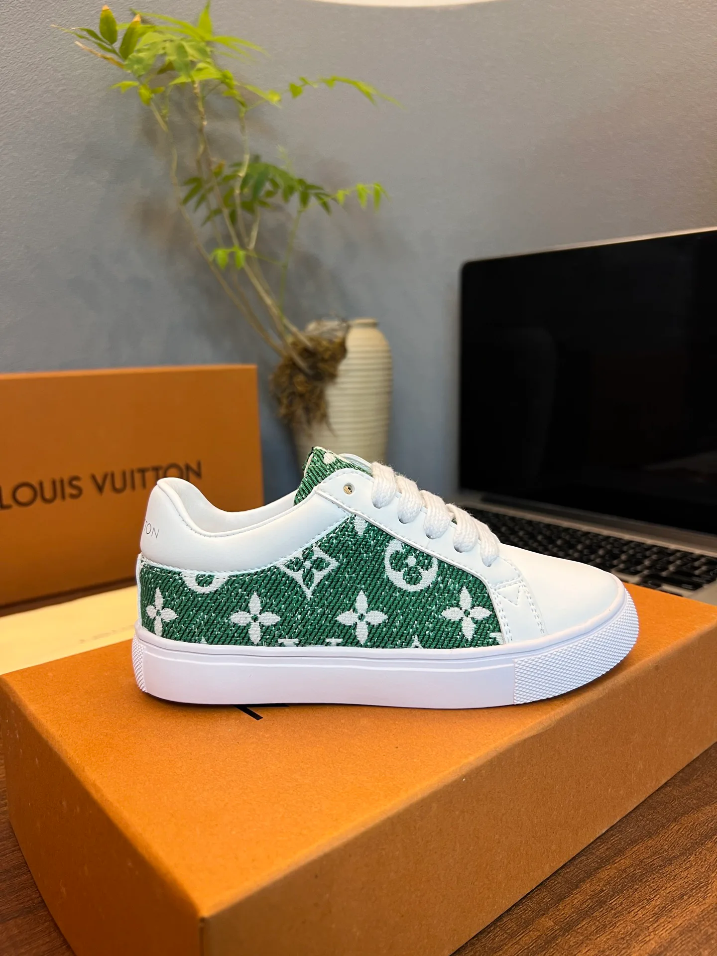 Women's Sneakers LOUIS VUITTON 18077539