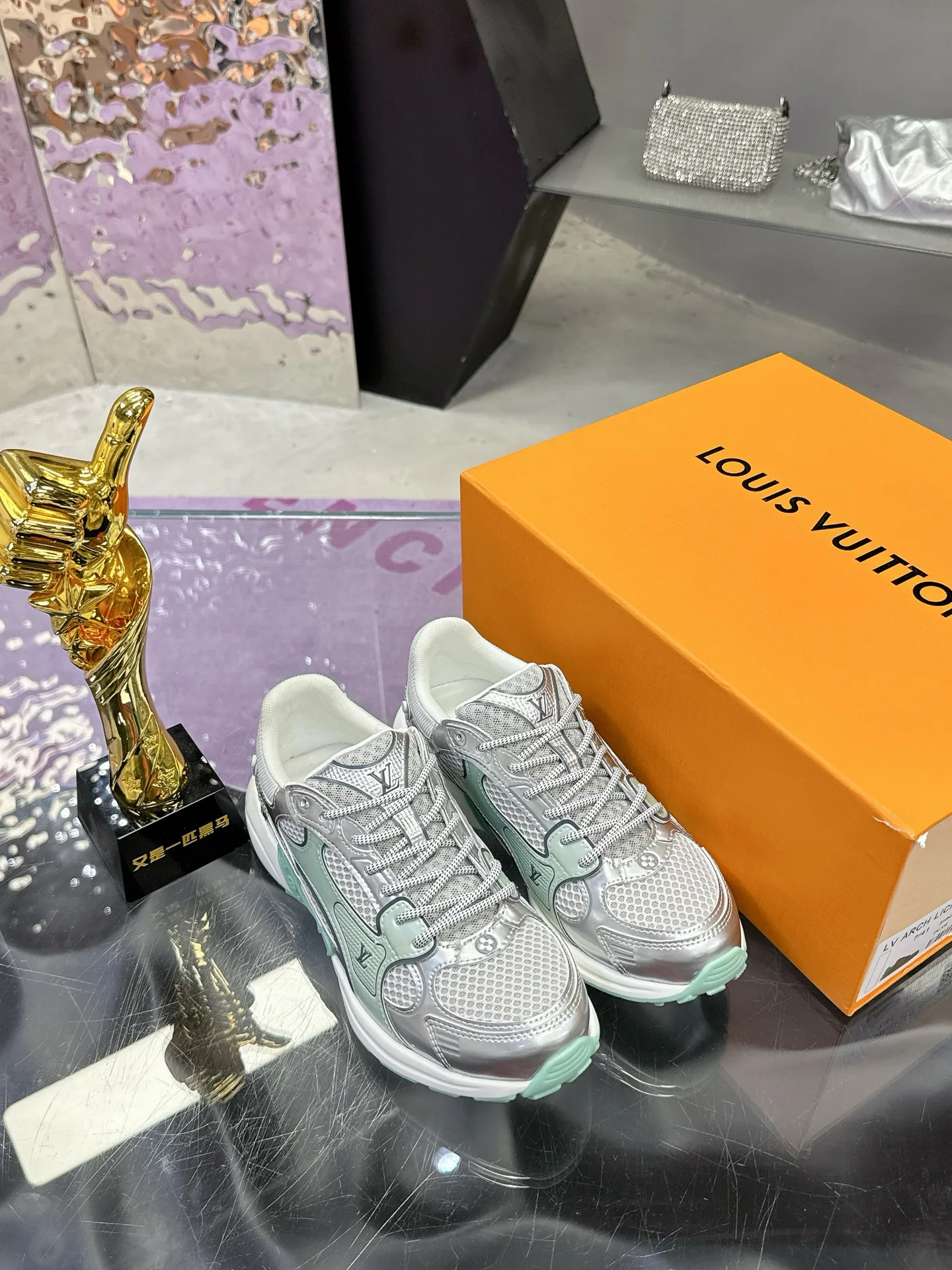 Women's Sneakers LOUIS VUITTON 17530432