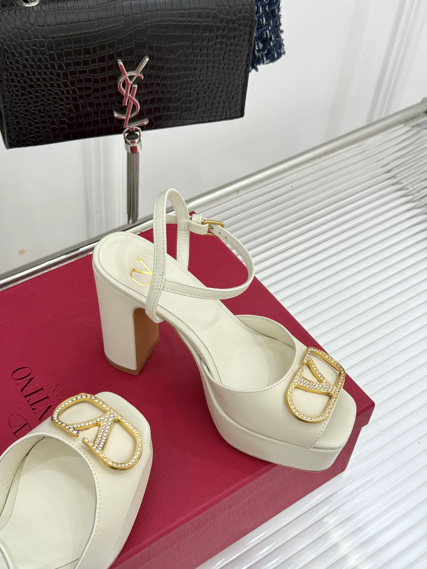 Women's Open-Toe Sandals VALENTINO 19577242