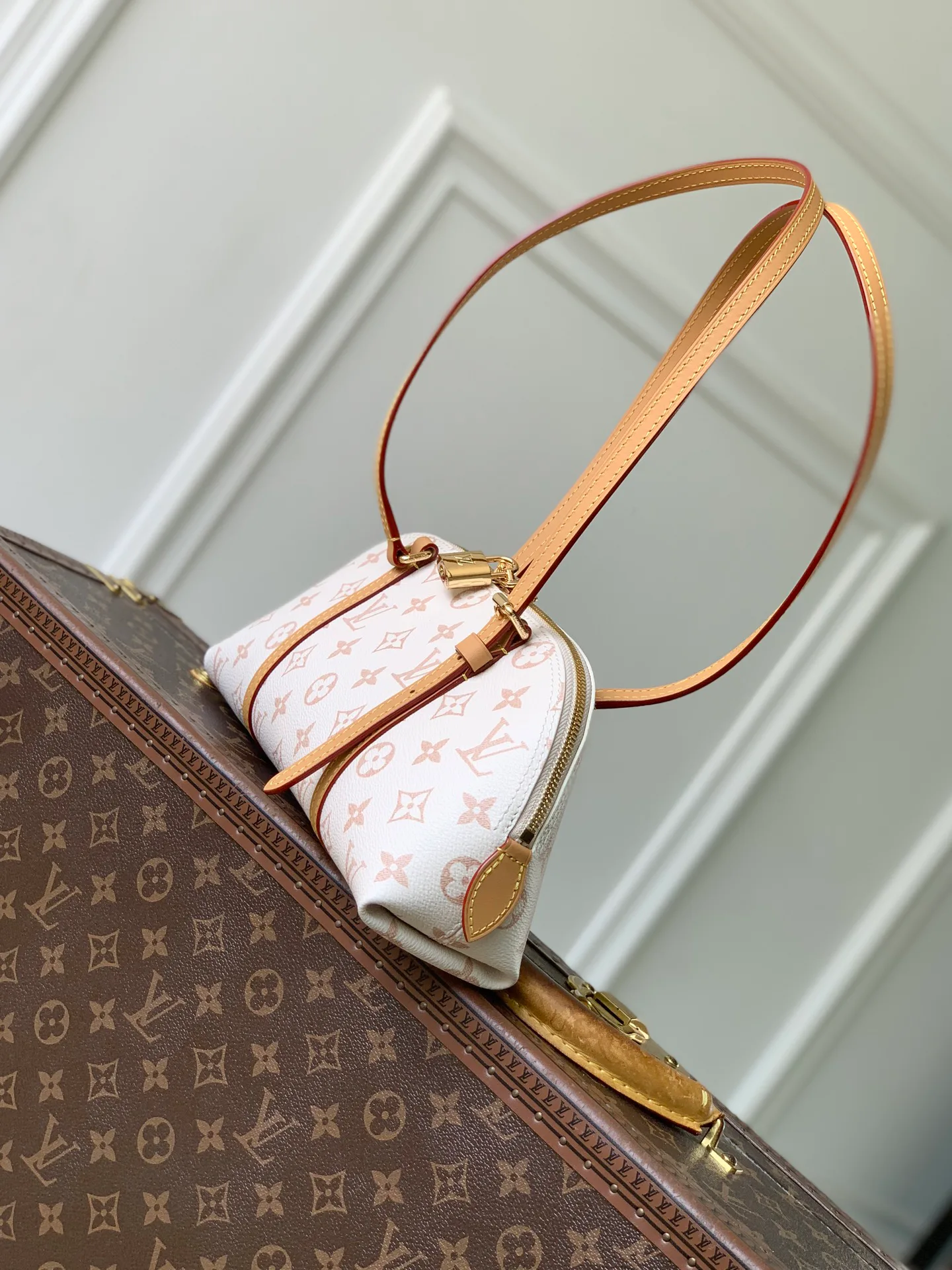Women's Shoulder Bags LOUIS VUITTON 18147521