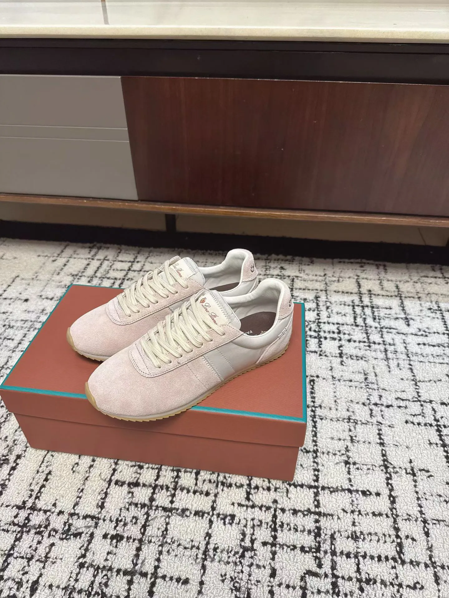 Women's Sneakers LORO PIANA 17335017