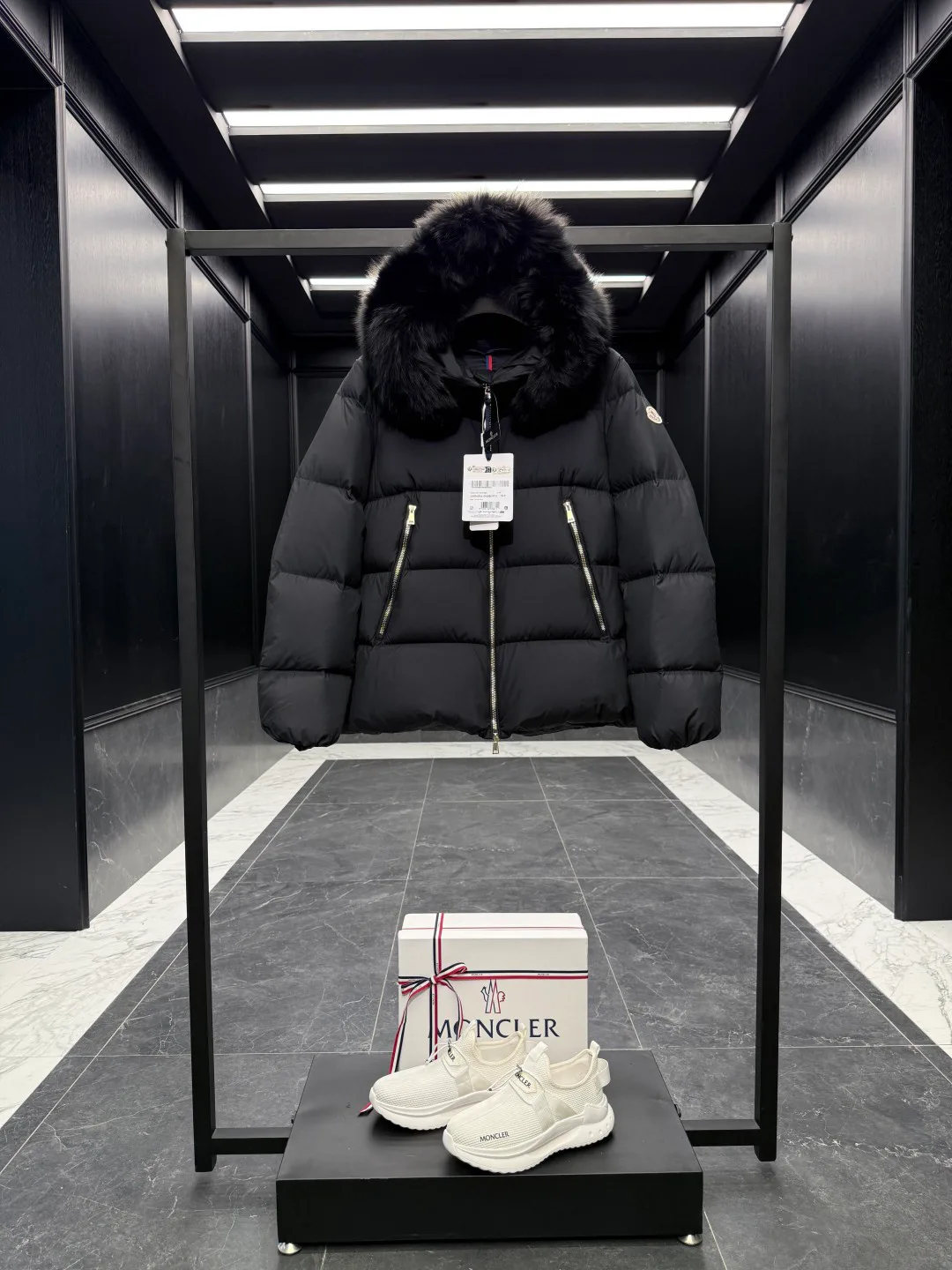 Women's Jackets And Down Jackets MONCLER 18510381