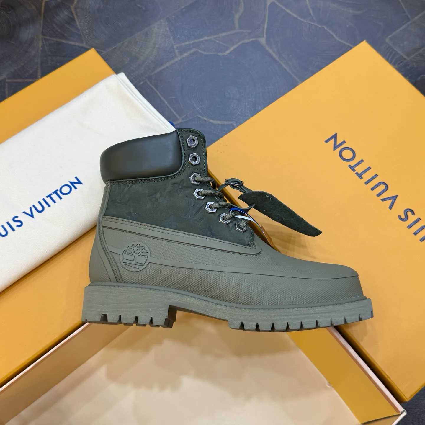 Men's Ankle Boots LOUIS VUITTON 18267073