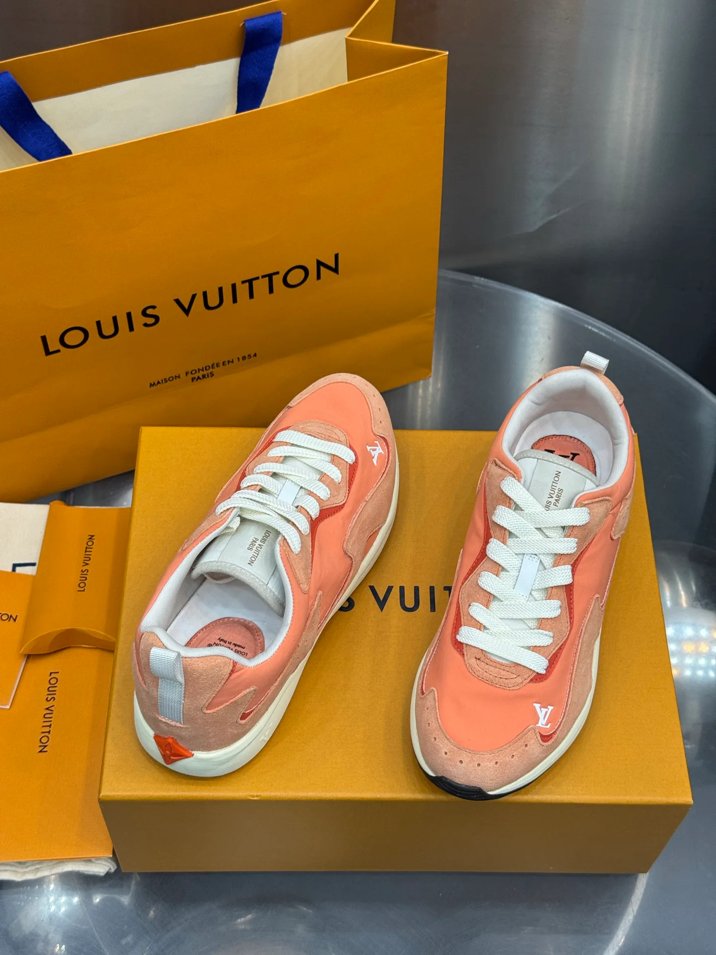 Men's Sneakers LOUIS VUITTON 18202639