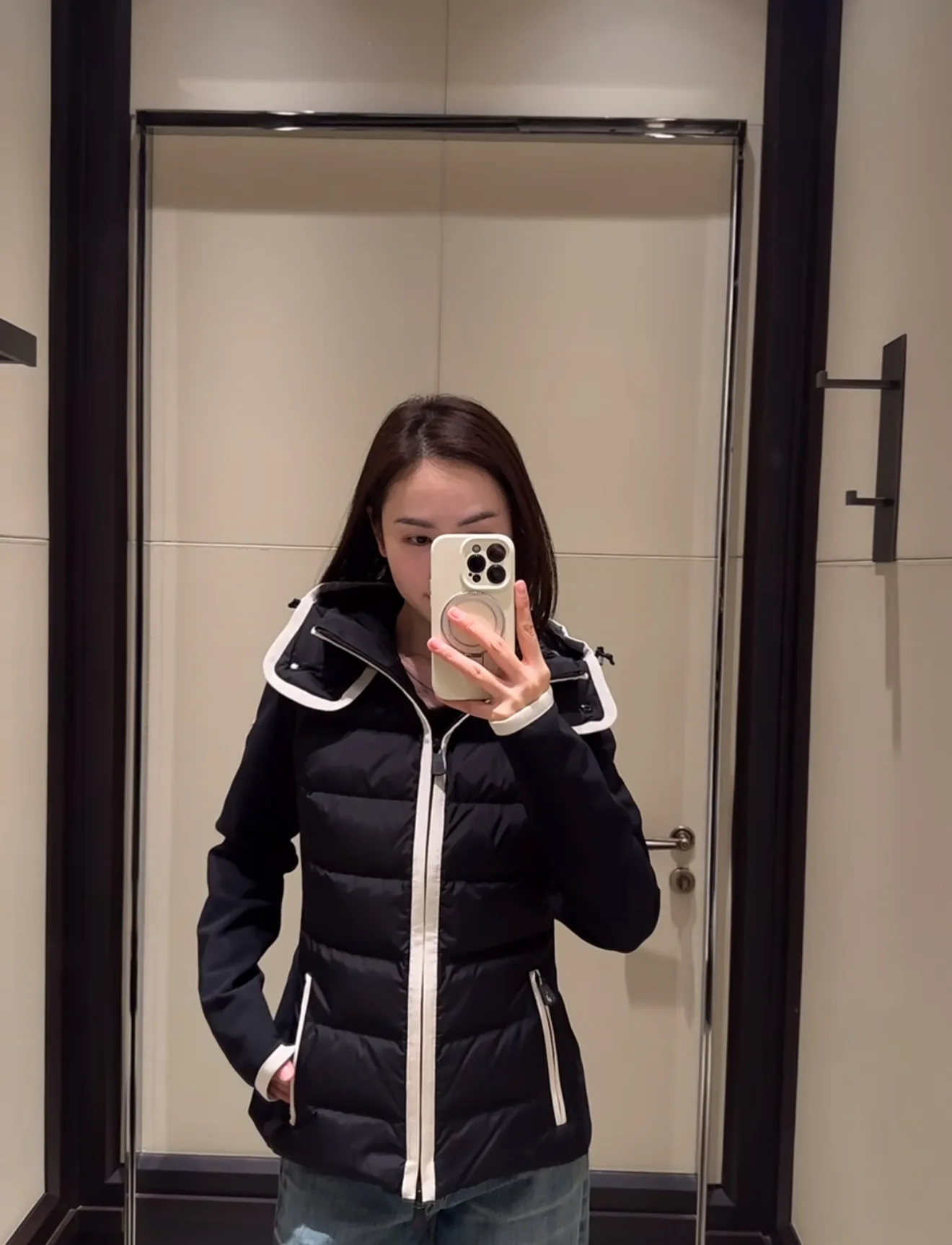 Women's Jackets And Down Jackets MONCLER 18430829