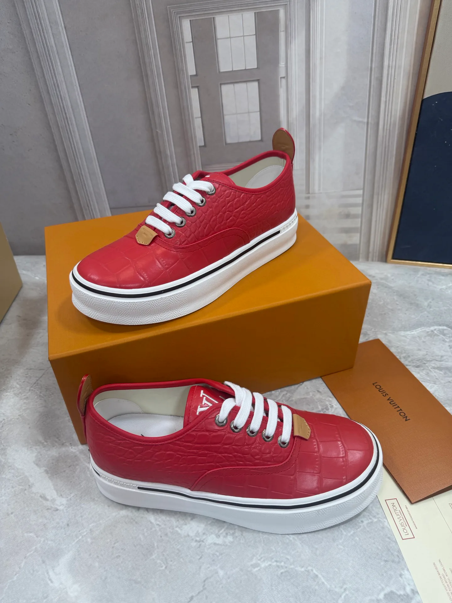 Women's Sneakers LOUIS VUITTON 18190054