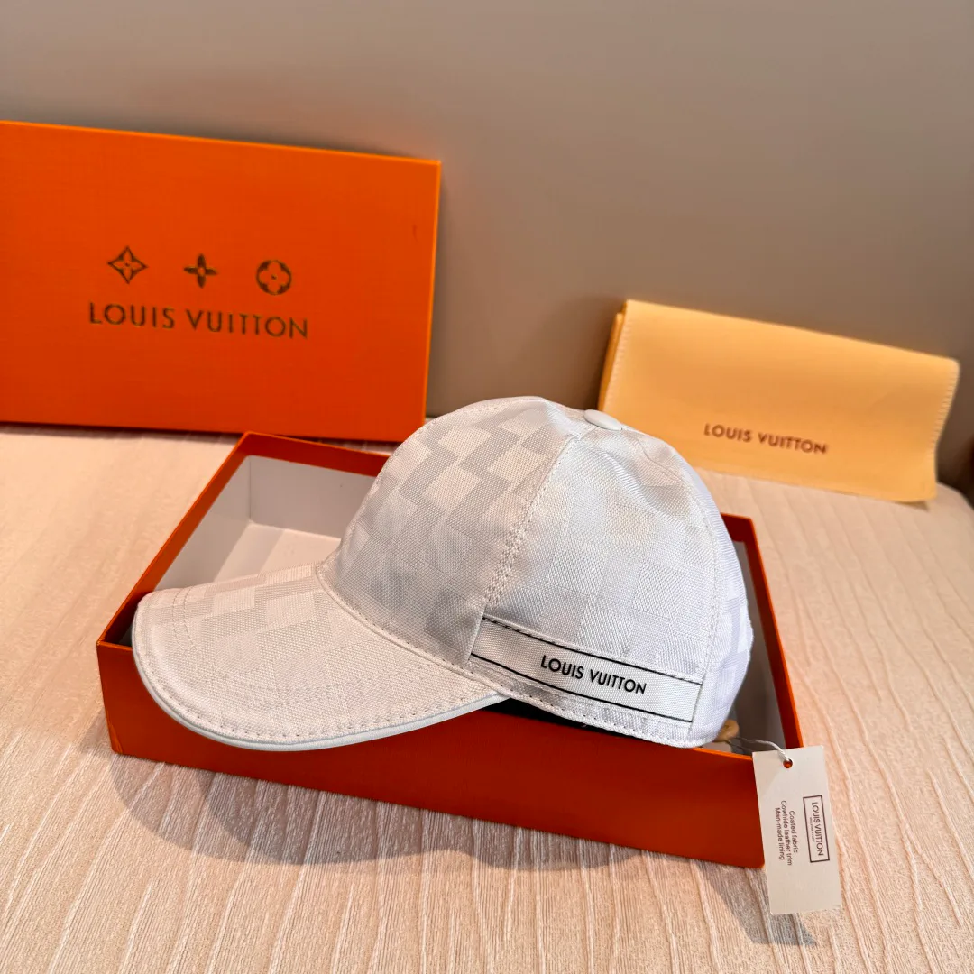 Hats LOUIS VUITTON 18105212