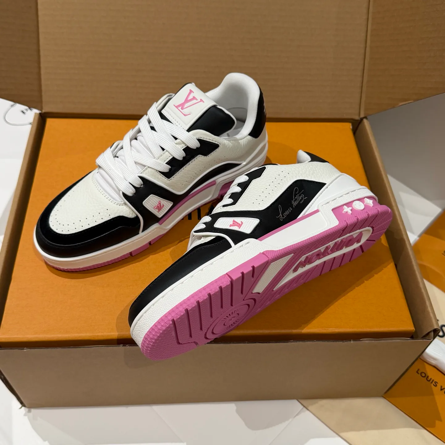 Women's Sneakers LOUIS VUITTON 18121557
