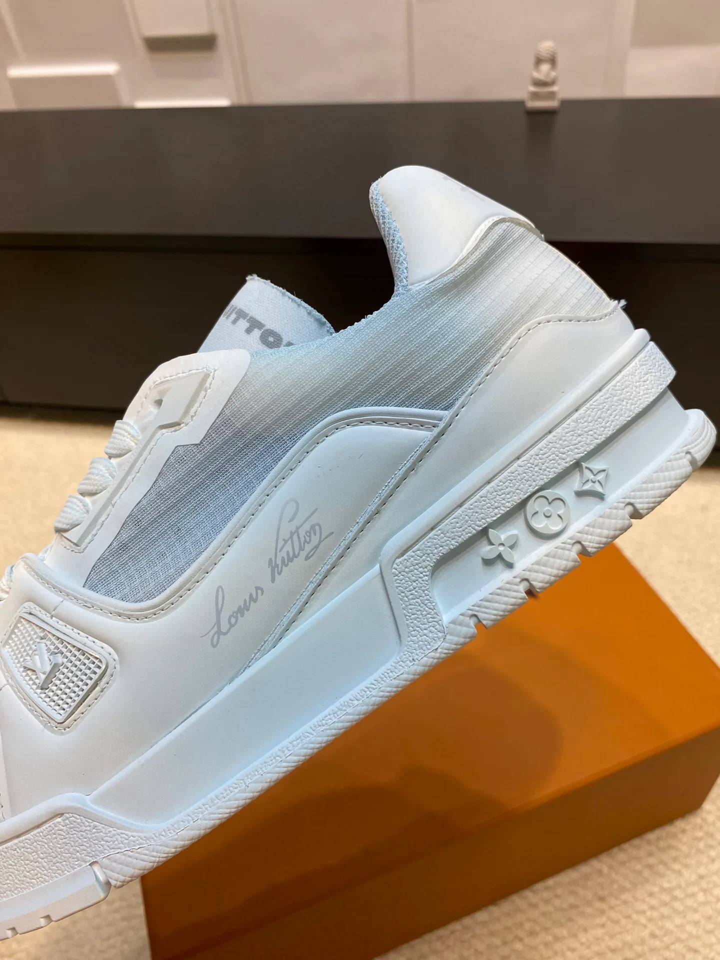 Women's Sneakers LOUIS VUITTON 17969015