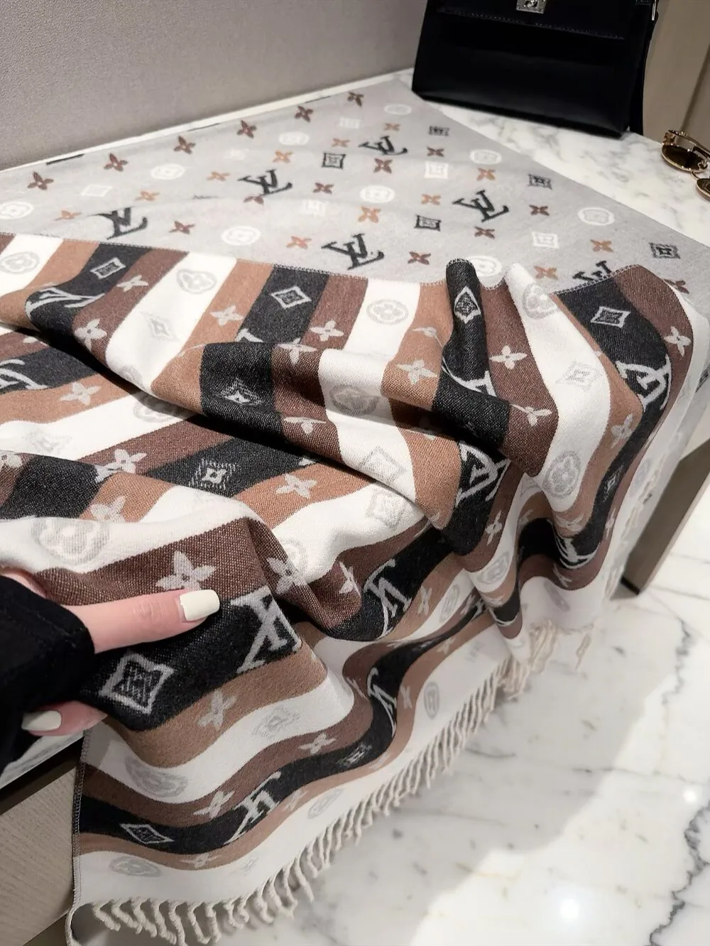 Scarves LOUIS VUITTON 18002811