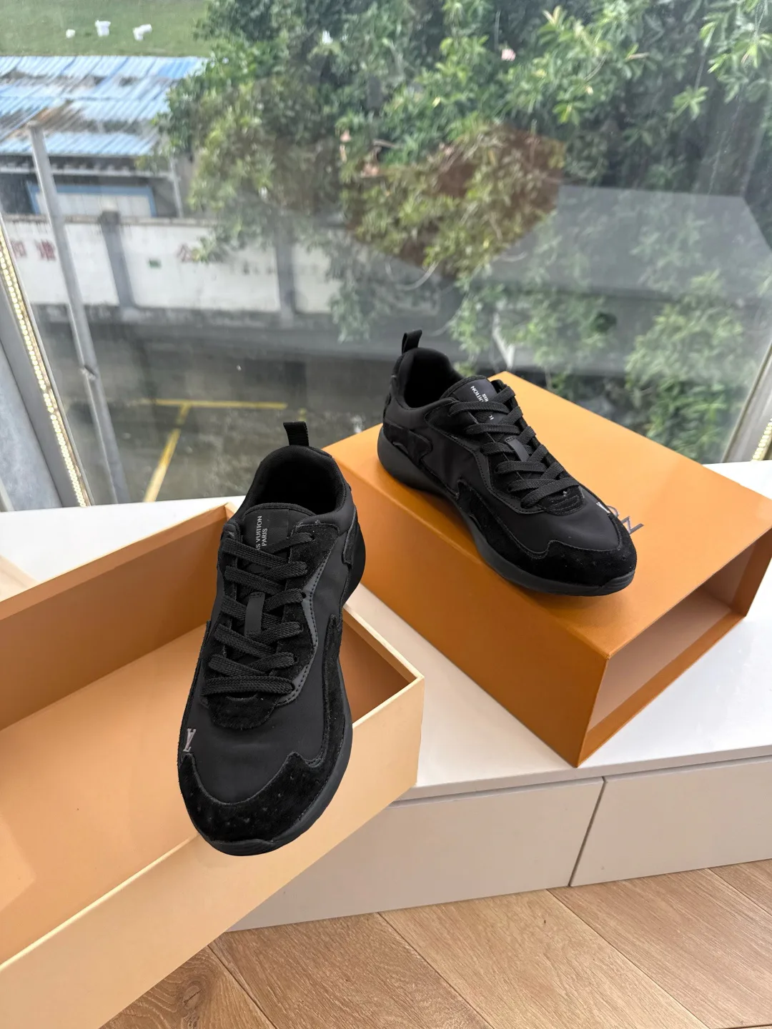 Women's Sneakers LOUIS VUITTON 18053501