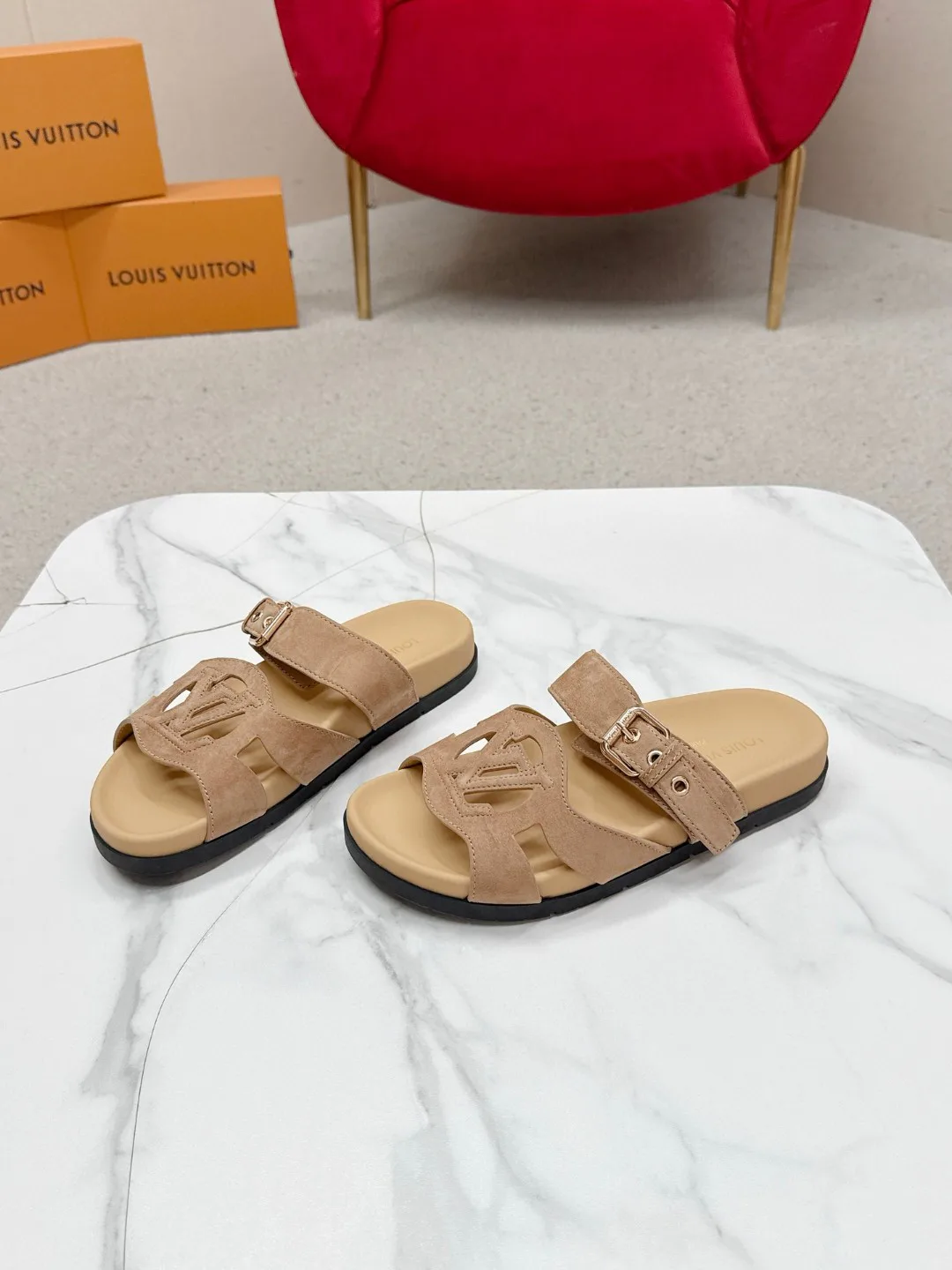 Women's Flip-Flops LOUIS VUITTON 18235700