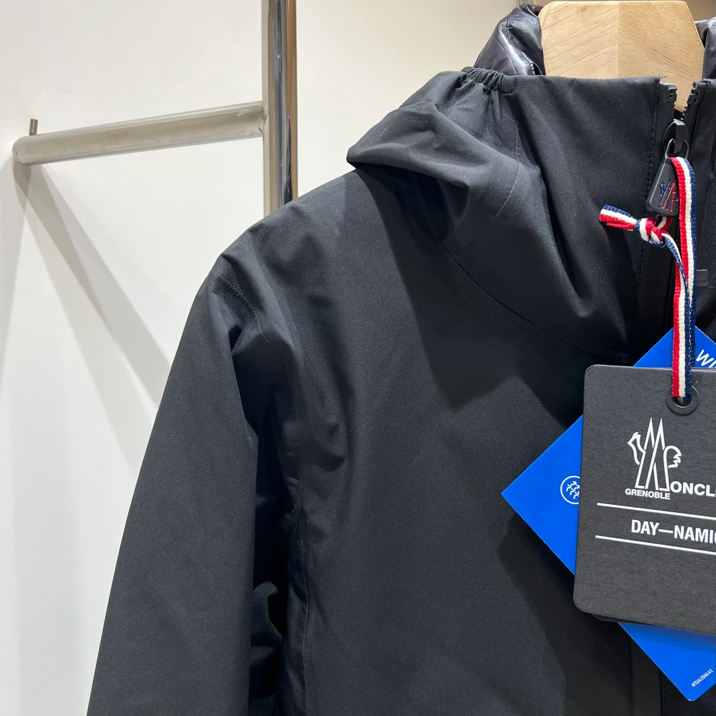 Women's Jackets And Down Jackets MONCLER 18131361
