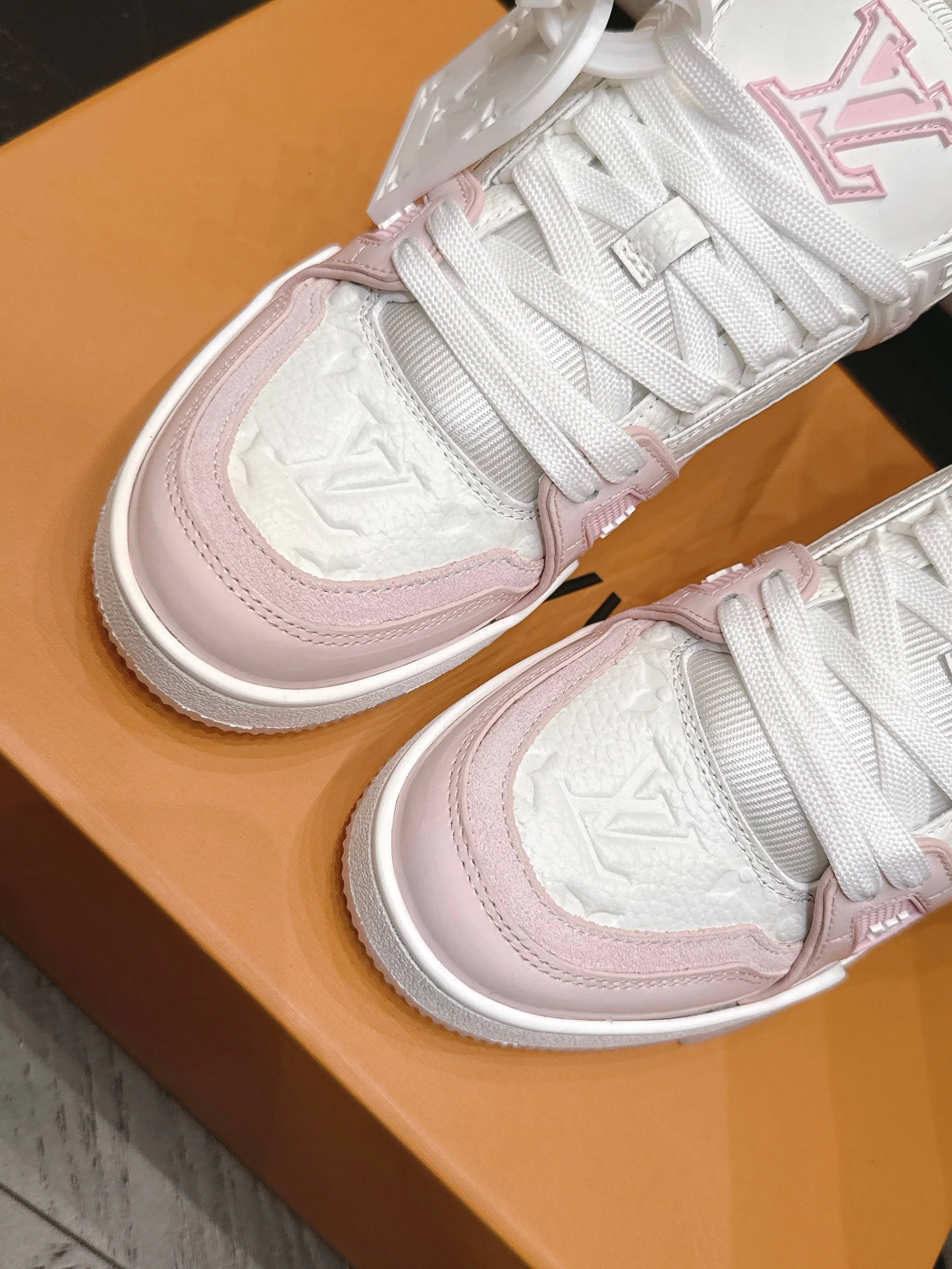 Women's Sneakers LOUIS VUITTON 17845996