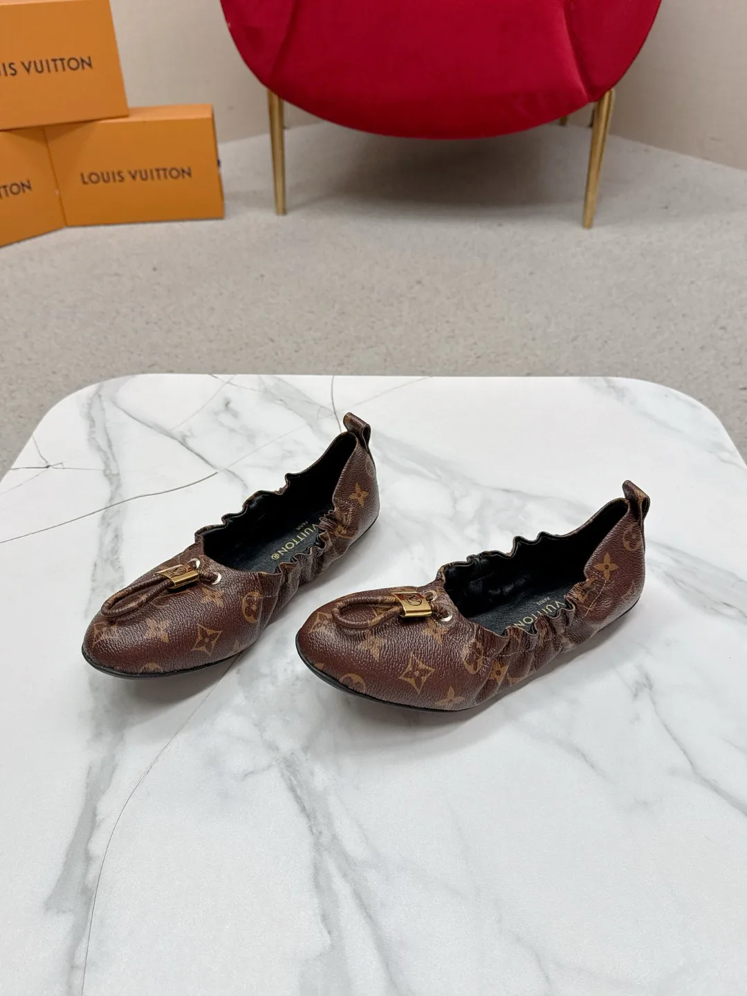 Women's Sneakers LOUIS VUITTON 18235729
