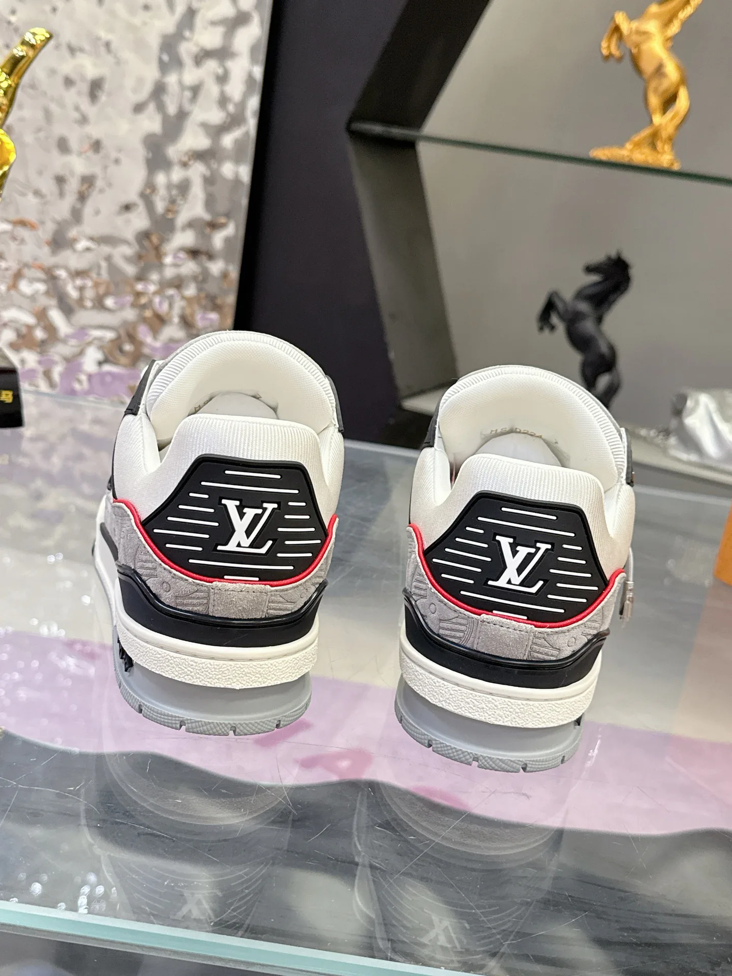 Women's Sneakers LOUIS VUITTON 17930925
