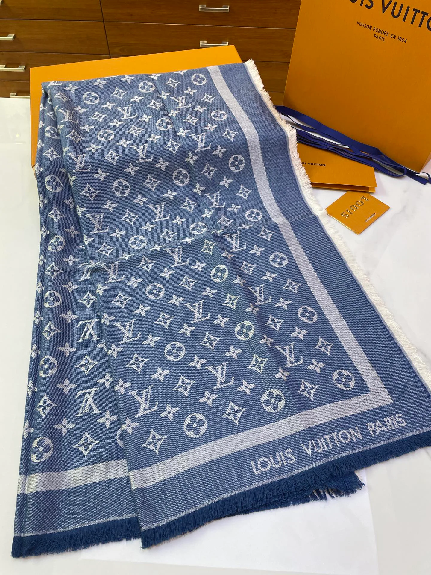 Scarves LOUIS VUITTON 17928310