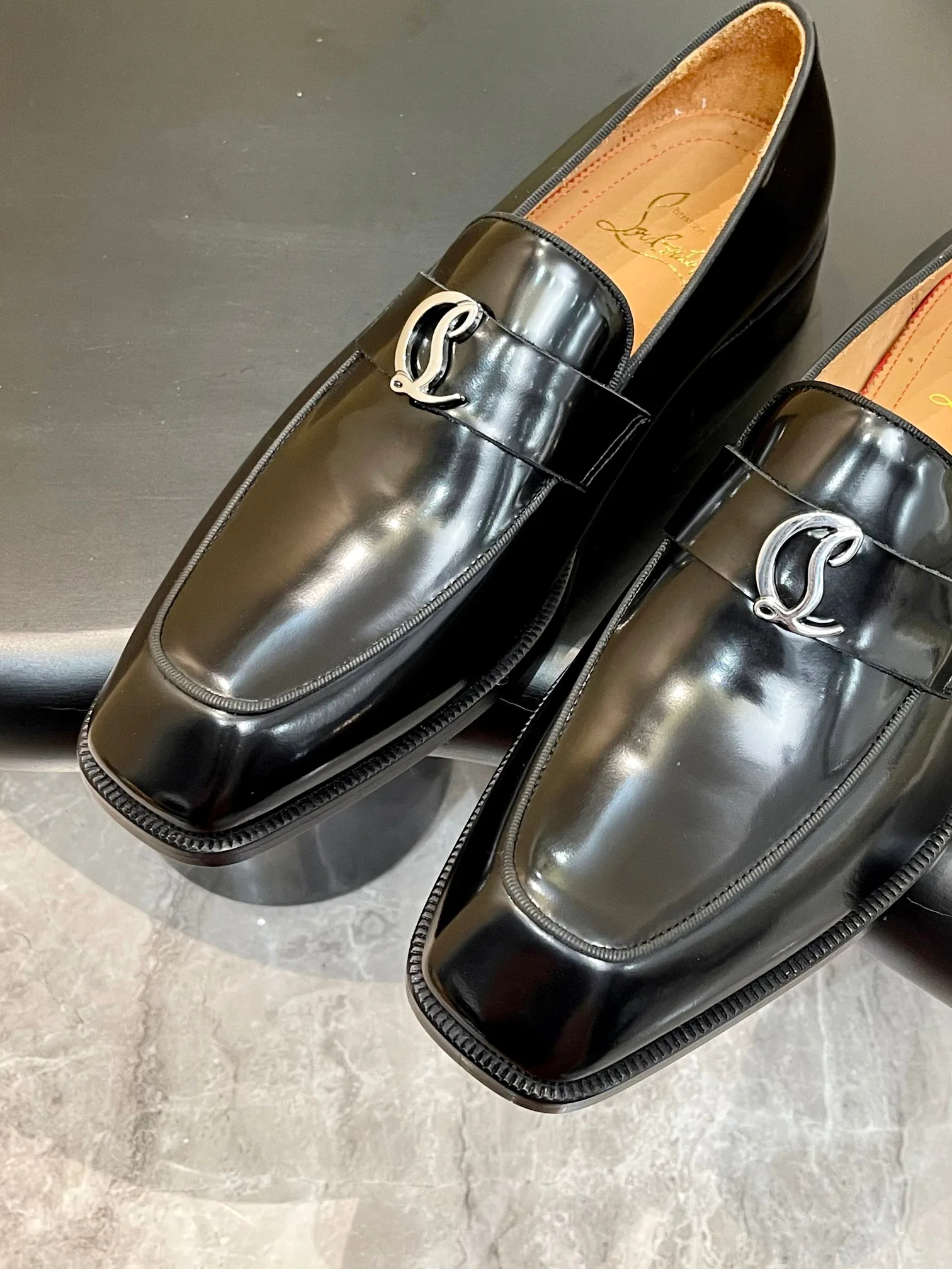 Men's Loafers And Dress Shoes CHRISTIAN LOUBOUTIN 18119112