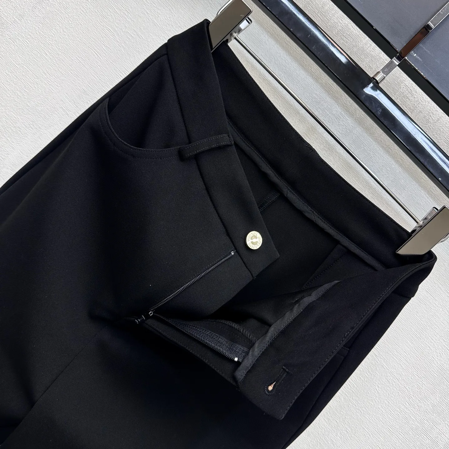 Women's Trousers LOUIS VUITTON 18228460