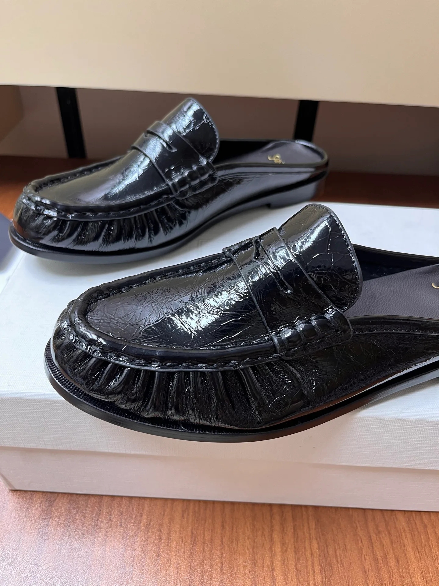 Women's Loafers And Moccasins SAINT LAURENT 18037895